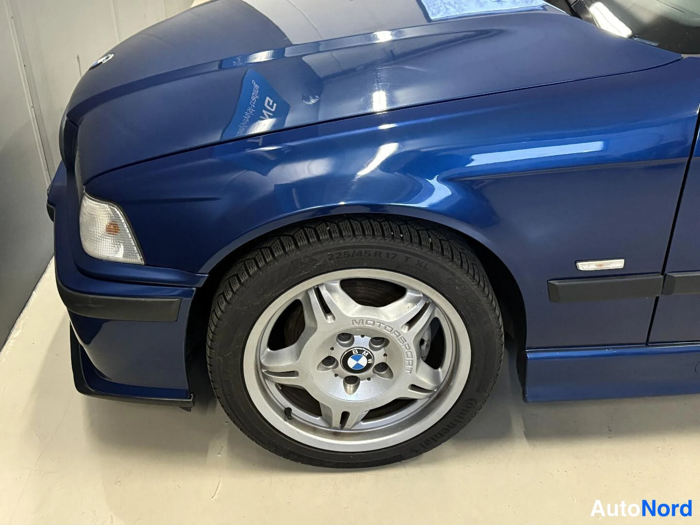 Sininen BMW 323i 1998, kuva 2