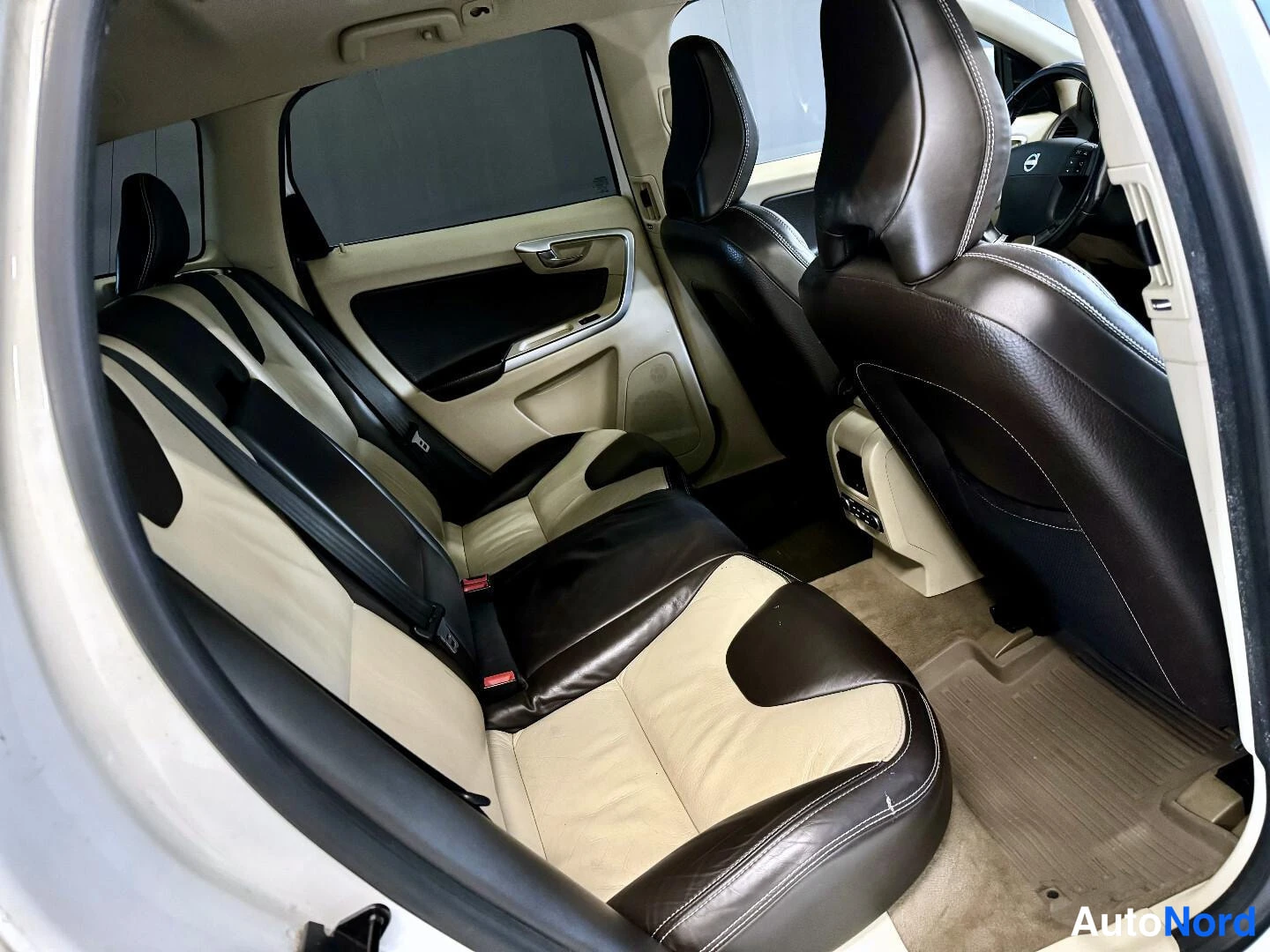 Valkoinen Volvo XC60 2009, kuva 15