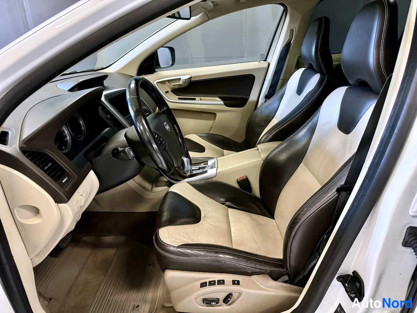 Valkoinen Volvo XC60 2009, kuva 9