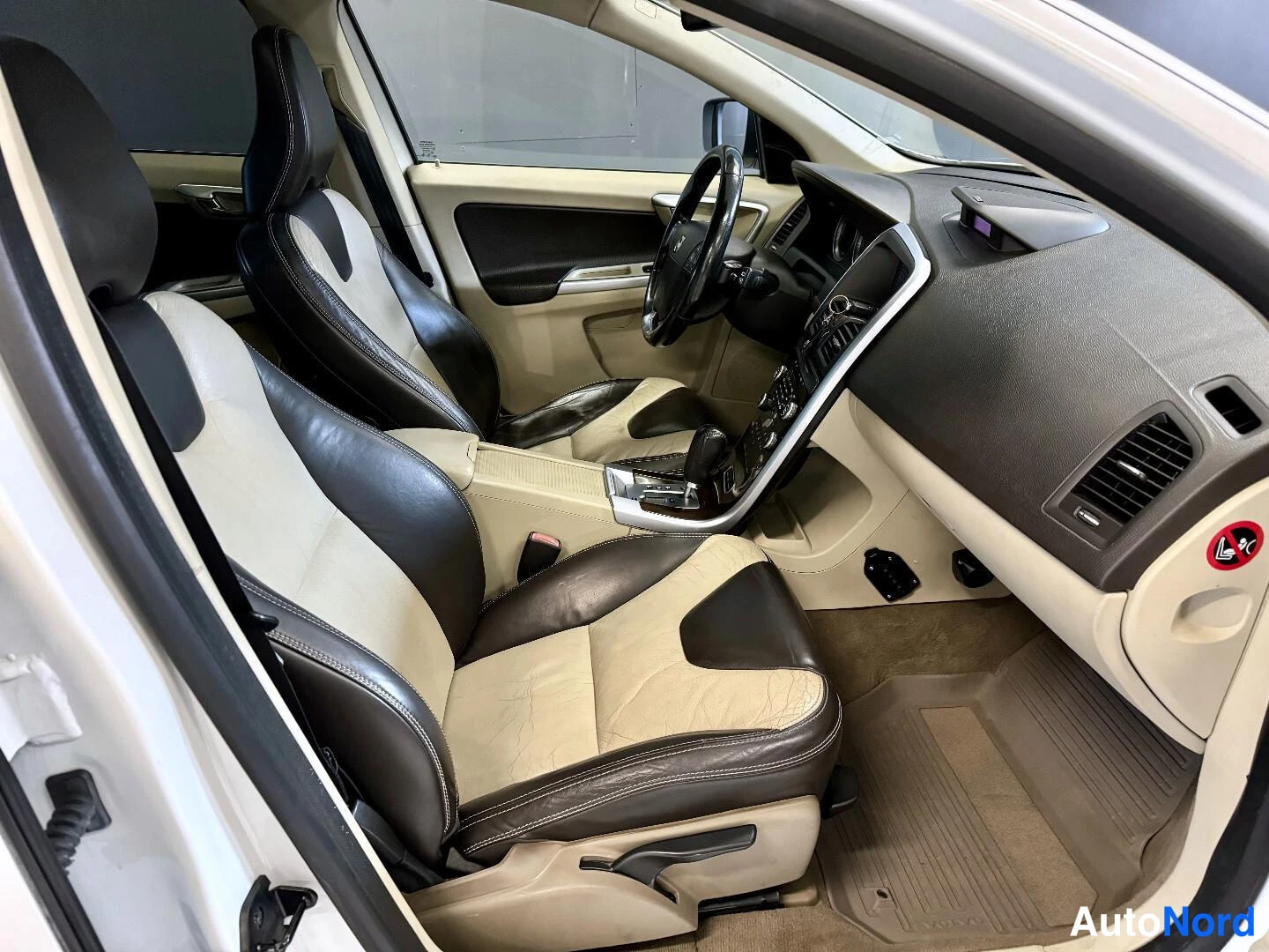 Valkoinen Volvo XC60 2009, kuva 10