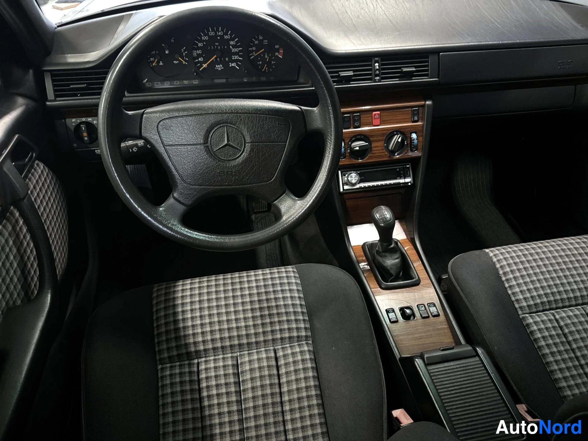 Hopea Mercedes-Benz E 1995, kuva 11