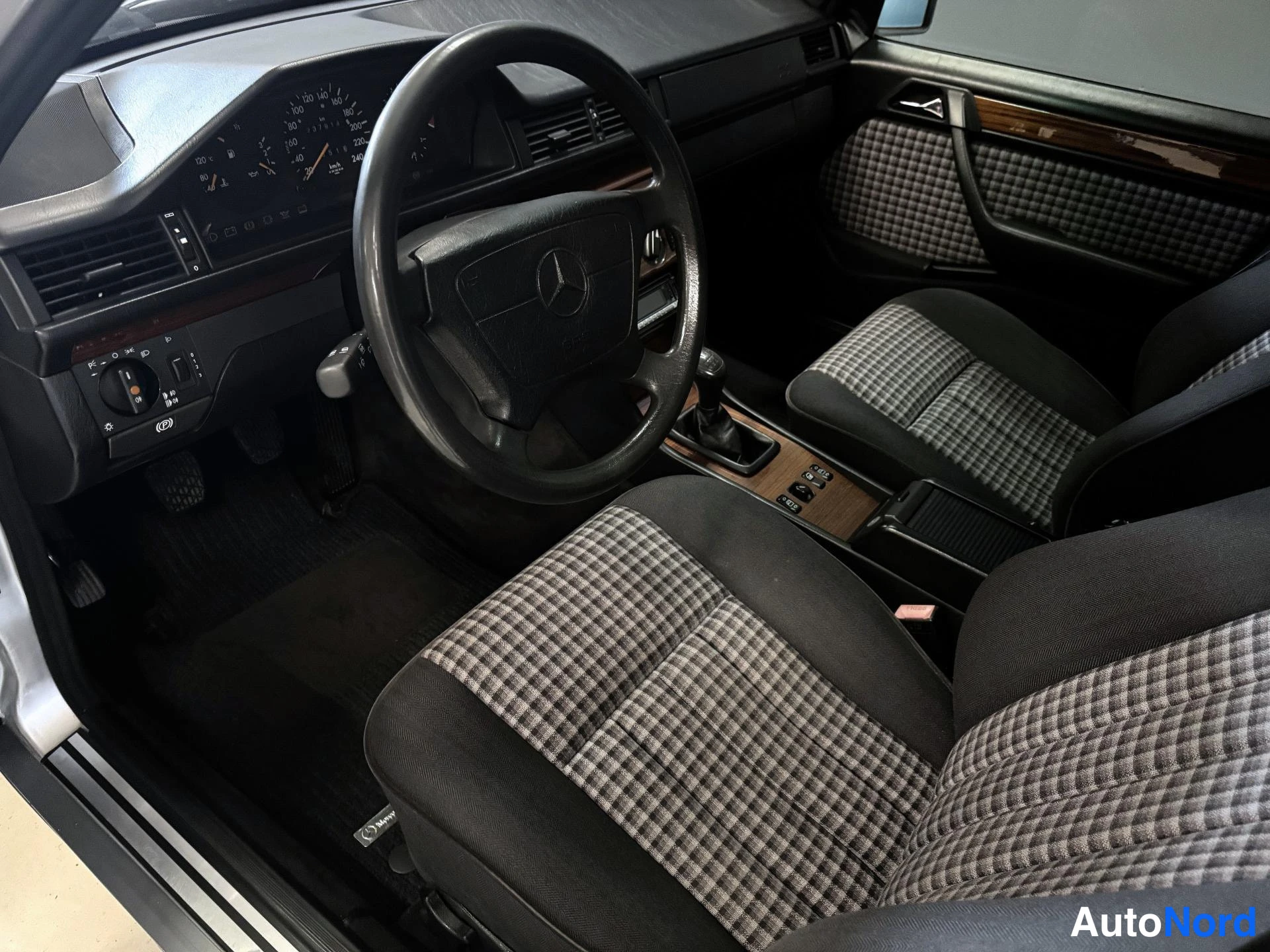 Hopea Mercedes-Benz E 1995, kuva 12