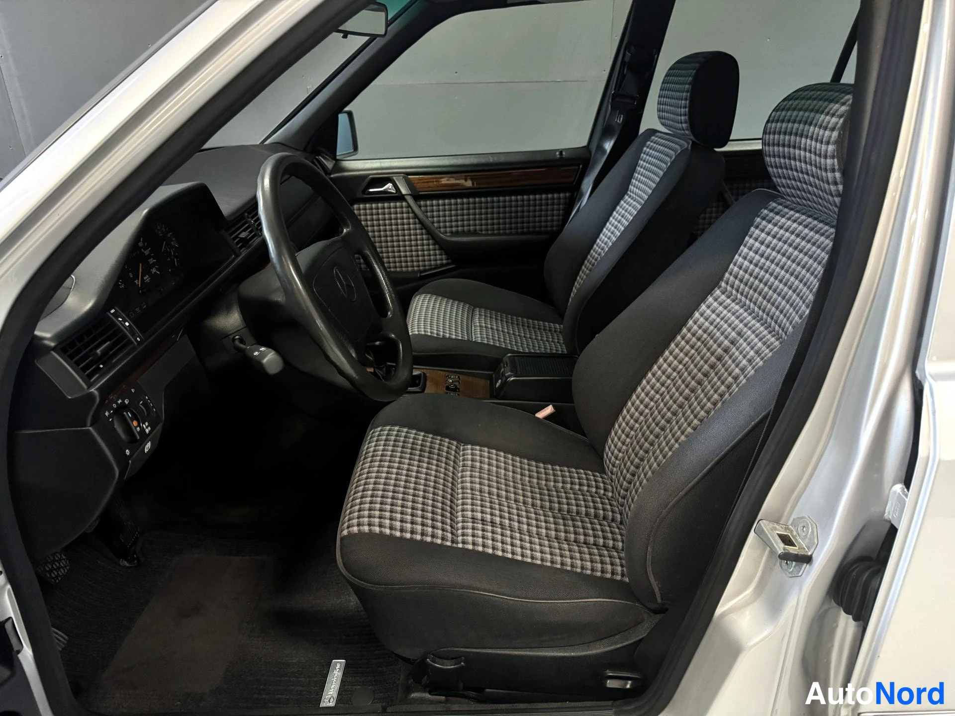 Hopea Mercedes-Benz E 1995, kuva 9