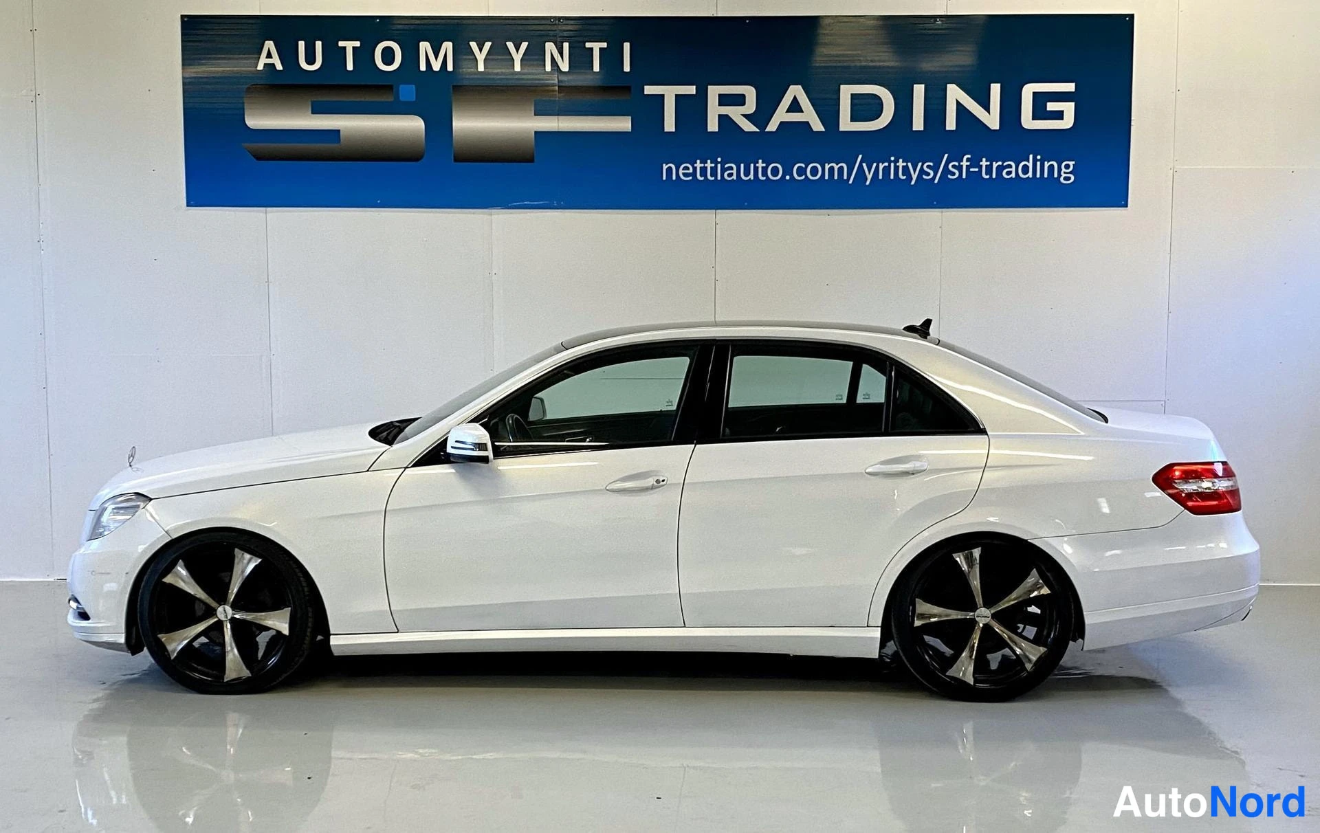 Valkoinen Mercedes-Benz E 2011, kuva 4