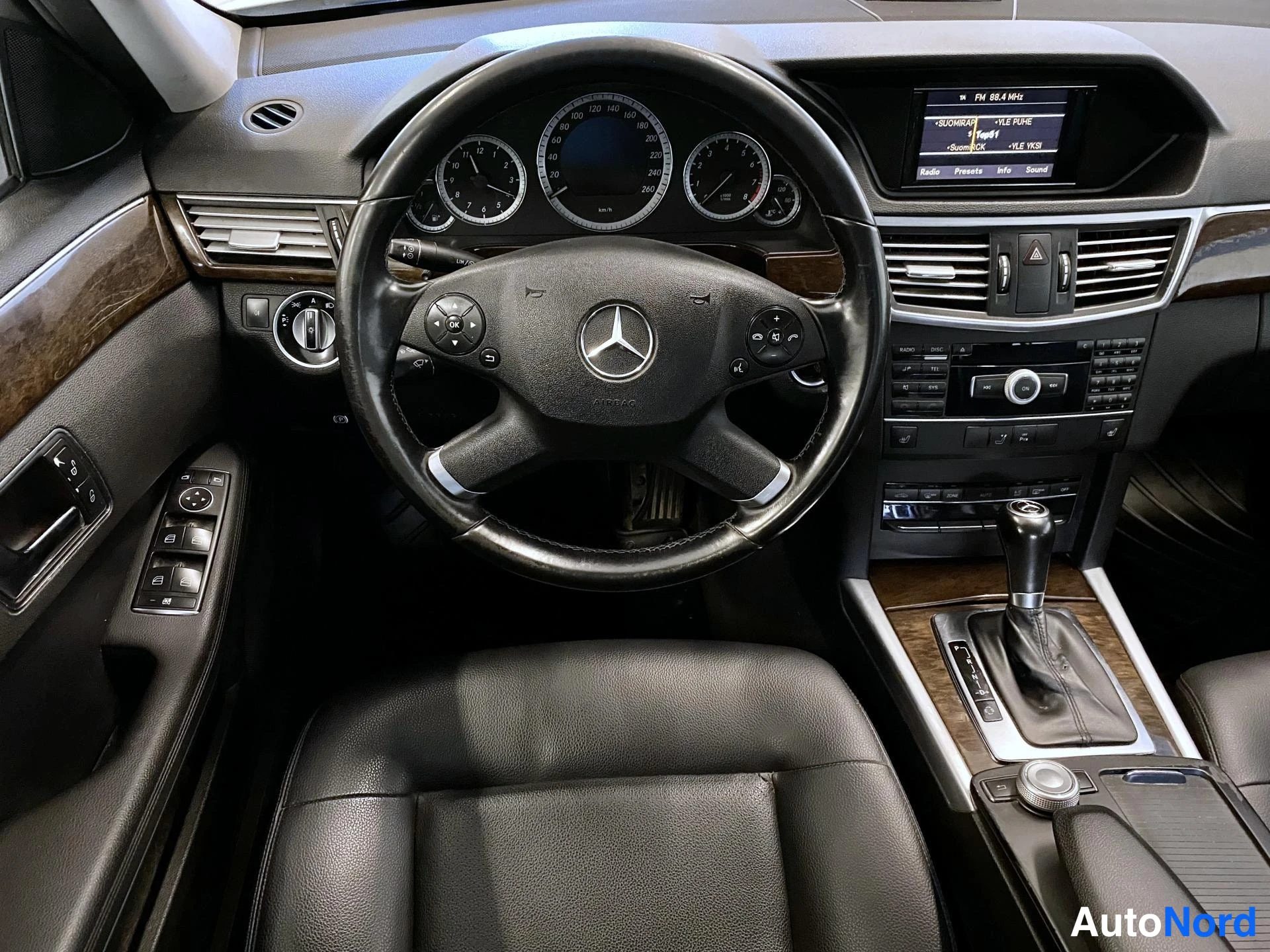 Valkoinen Mercedes-Benz E 2011, kuva 9