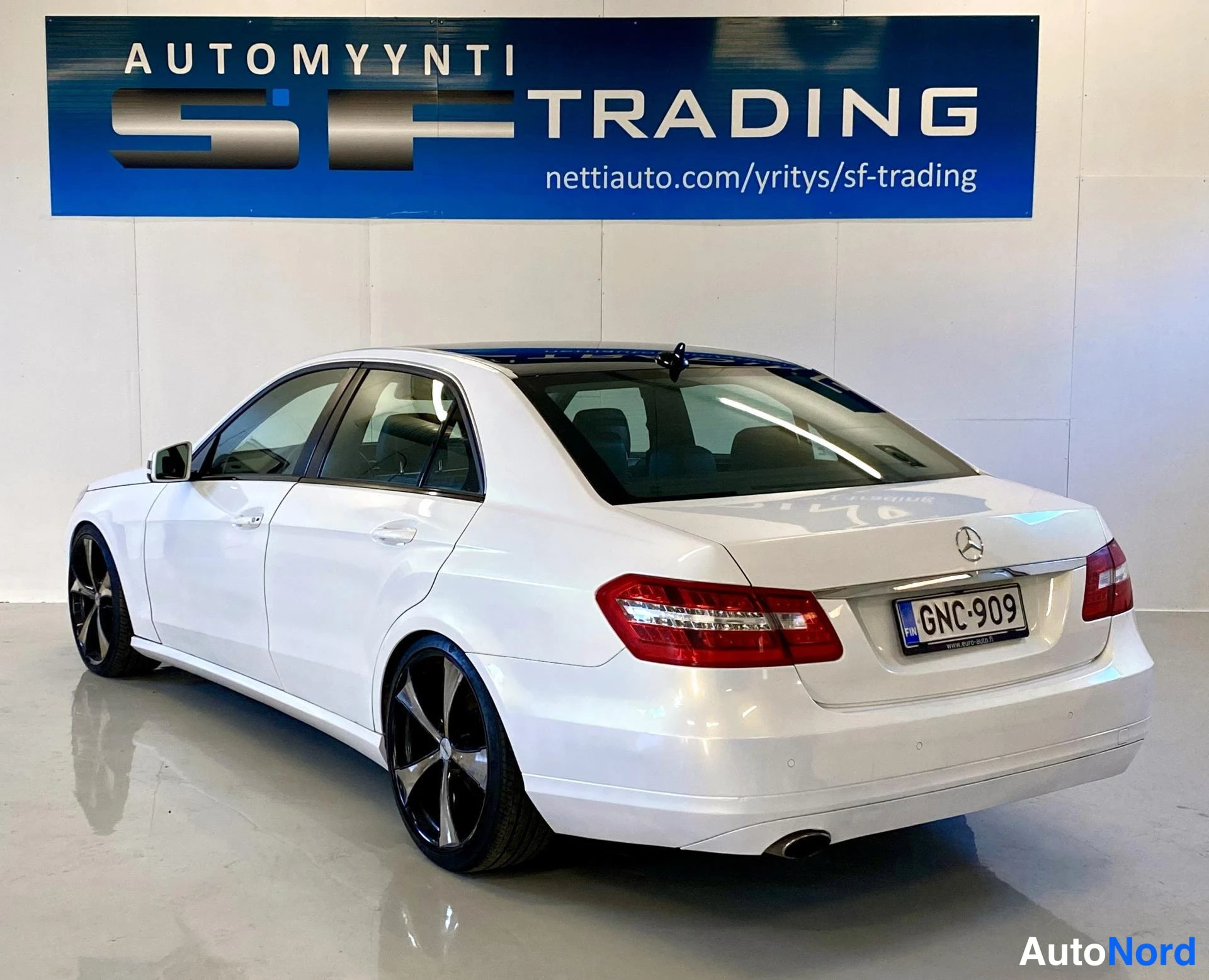 Valkoinen Mercedes-Benz E 2011, kuva 6