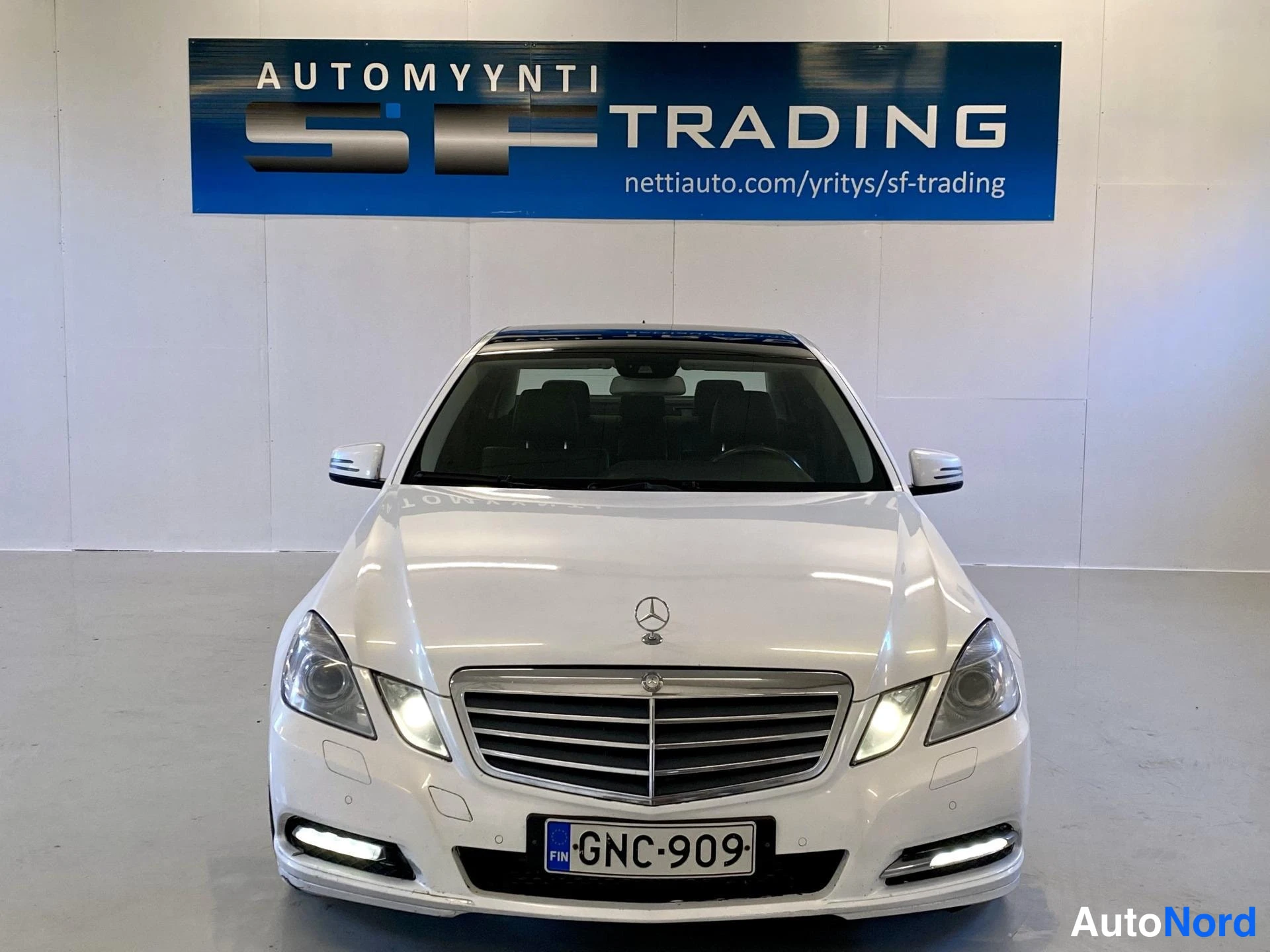 Valkoinen Mercedes-Benz E 2011, kuva 3