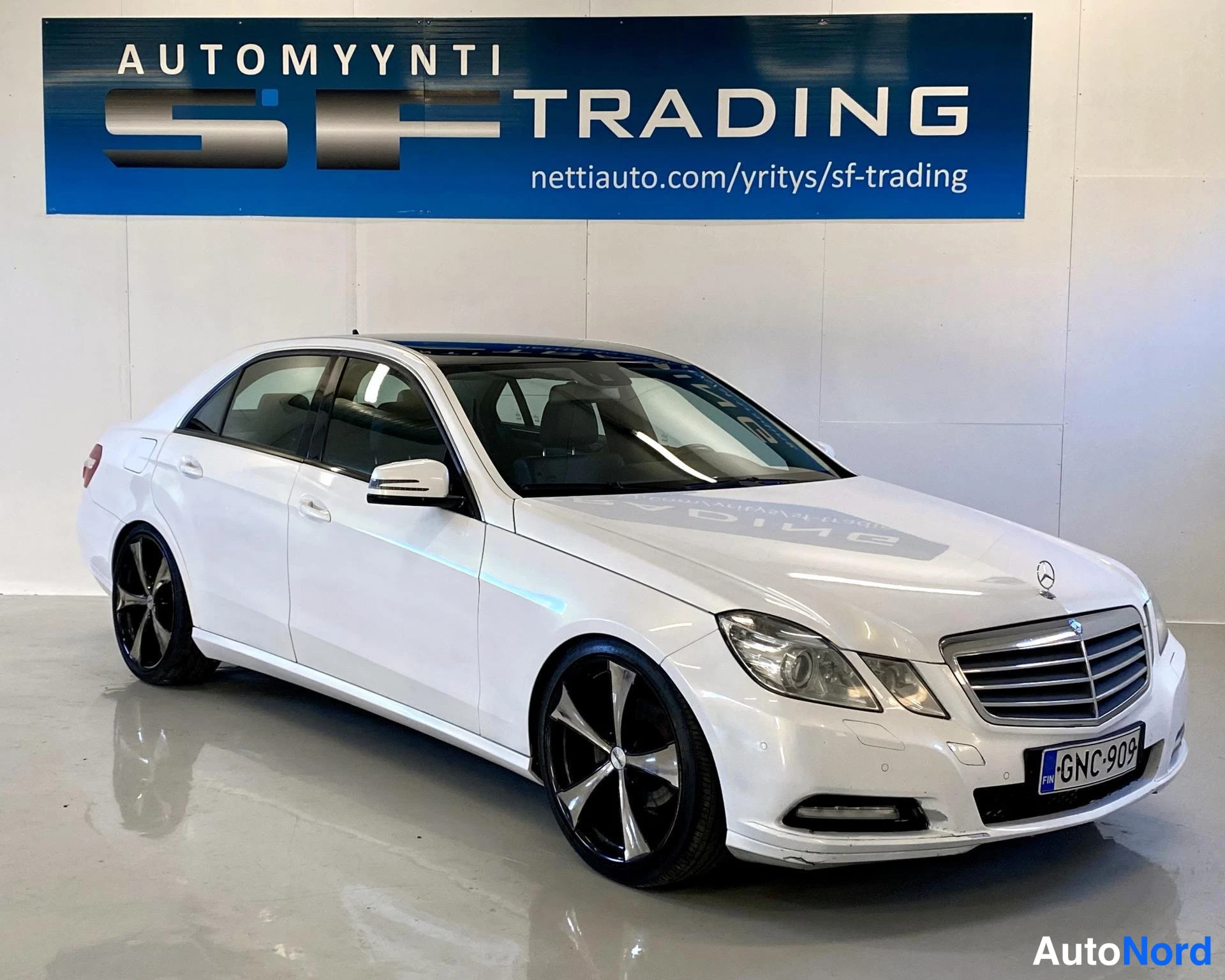 Valkoinen Mercedes-Benz E 2011, kuva 2