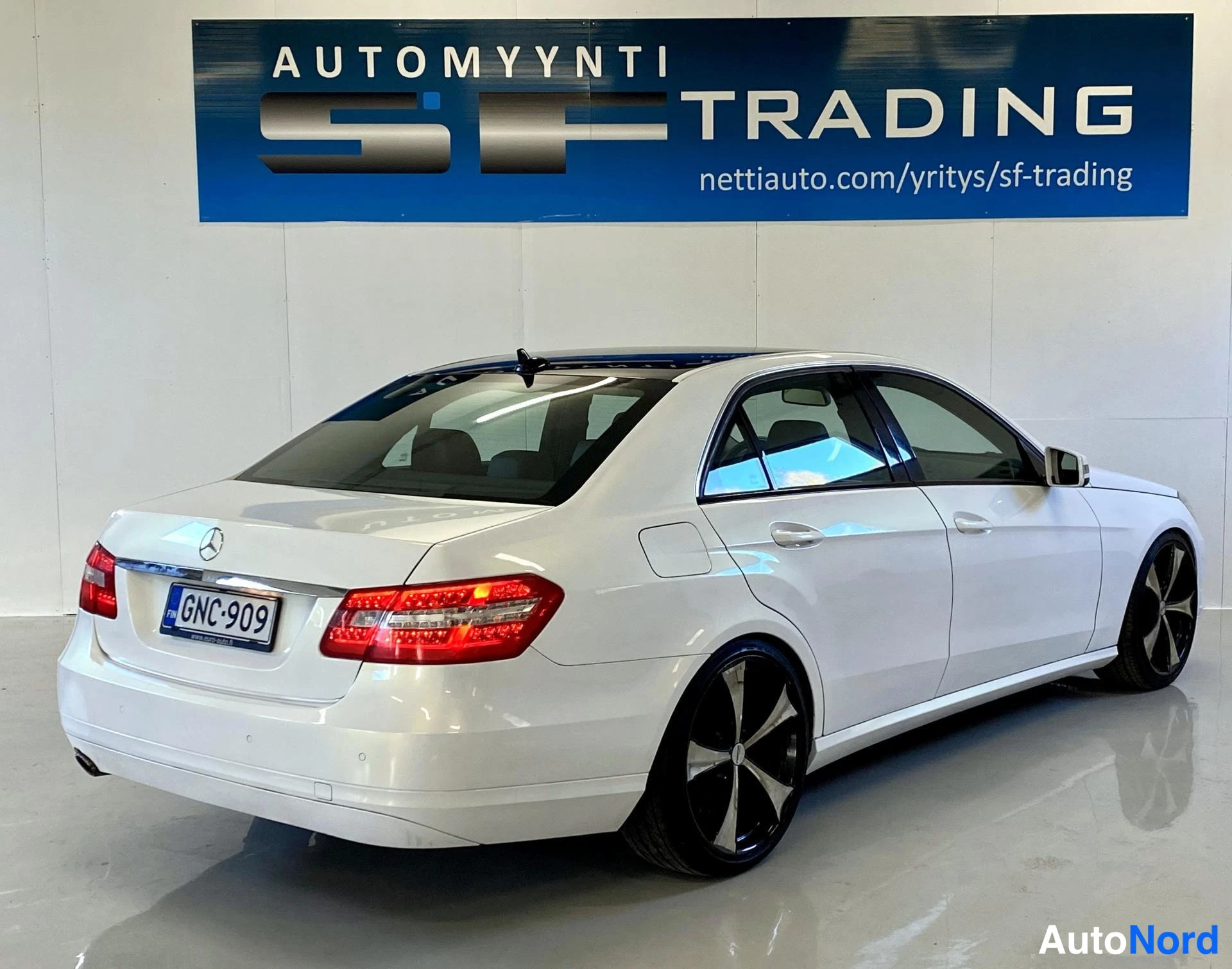 Valkoinen Mercedes-Benz E 2011, kuva 7