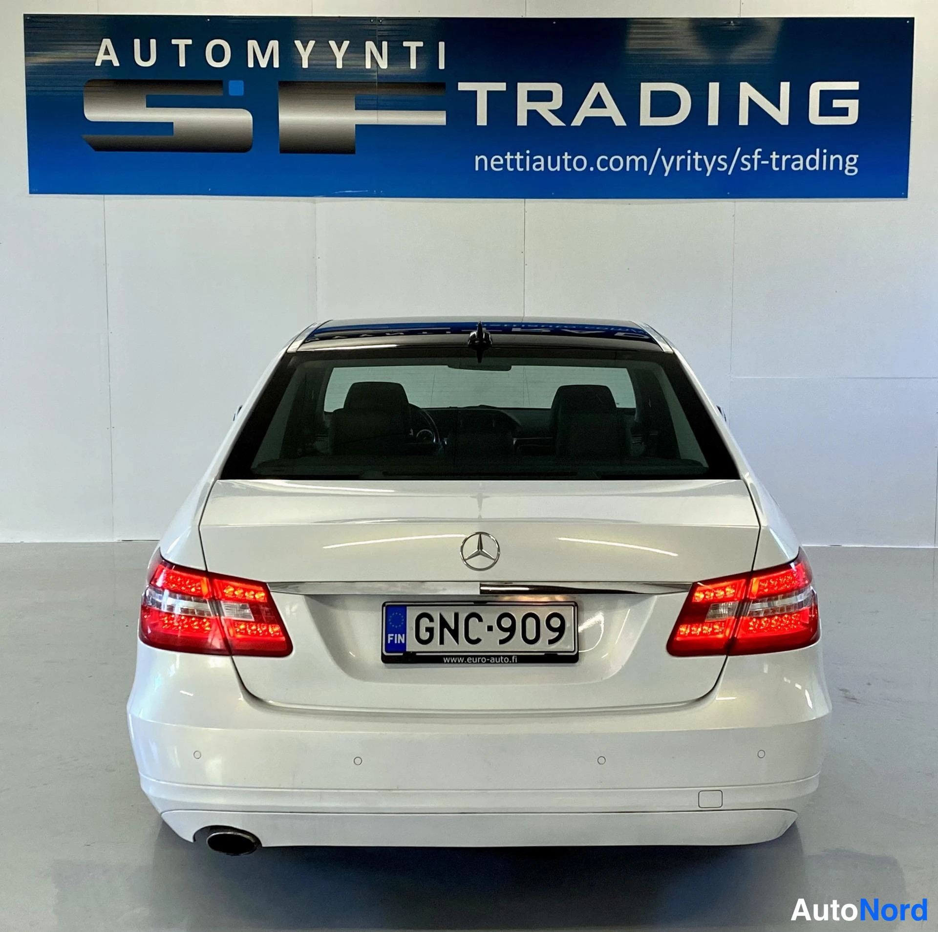 Valkoinen Mercedes-Benz E 2011, kuva 8