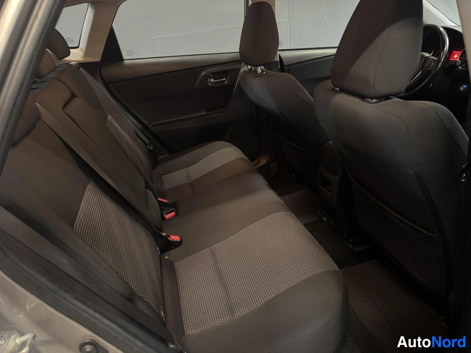 Beige Toyota Auris 2013, kuva 15