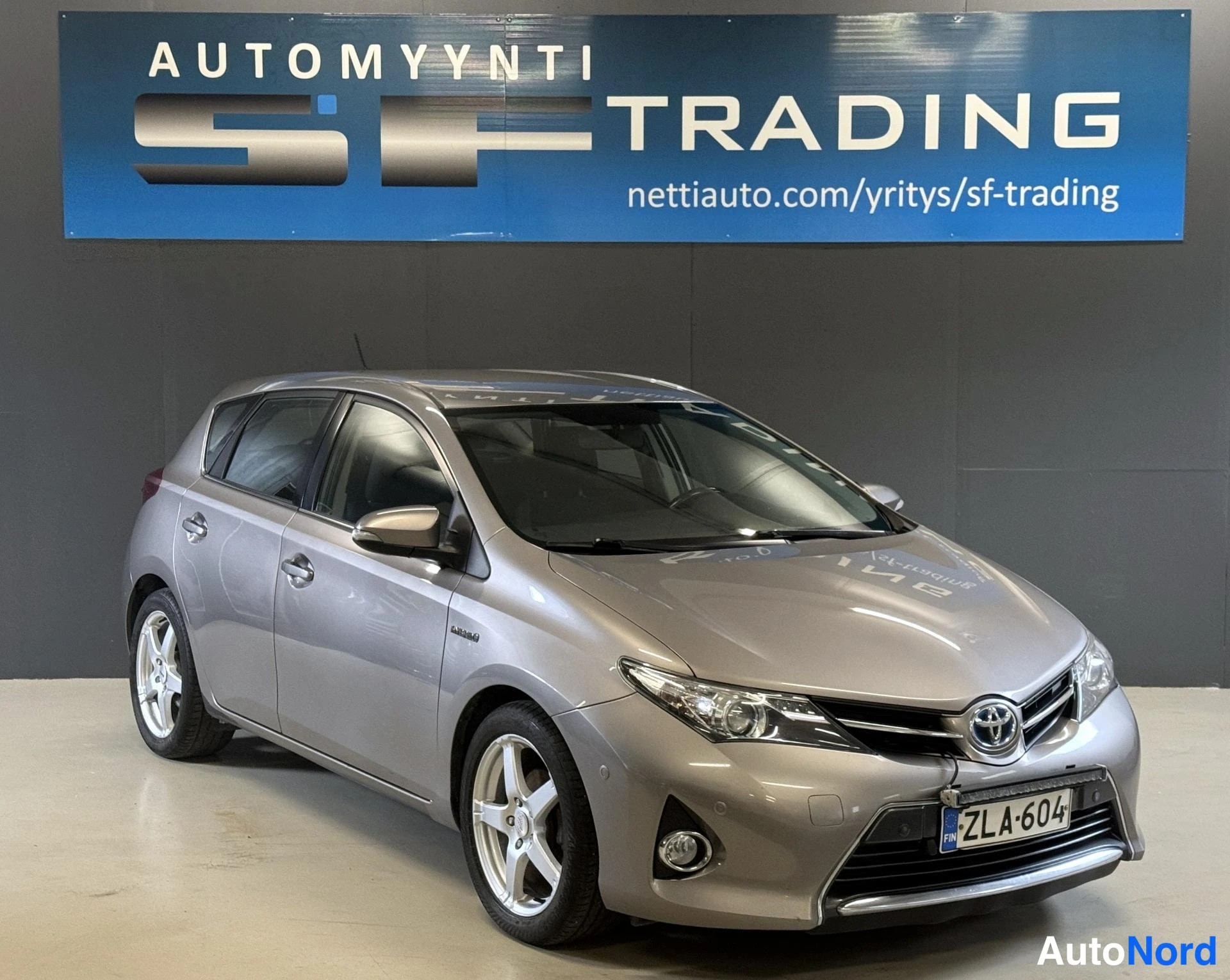 Beige Toyota Auris 2013, kuva 2