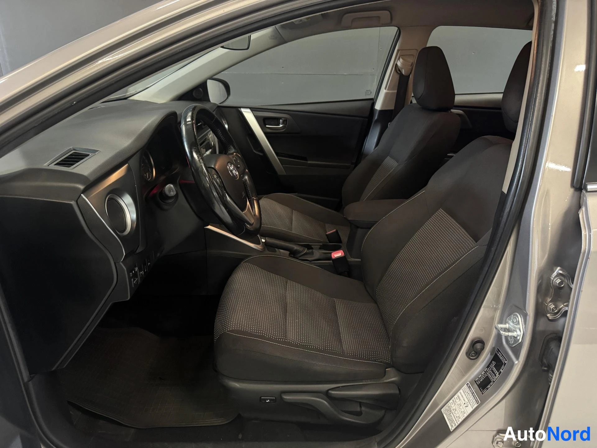 Beige Toyota Auris 2013, kuva 12