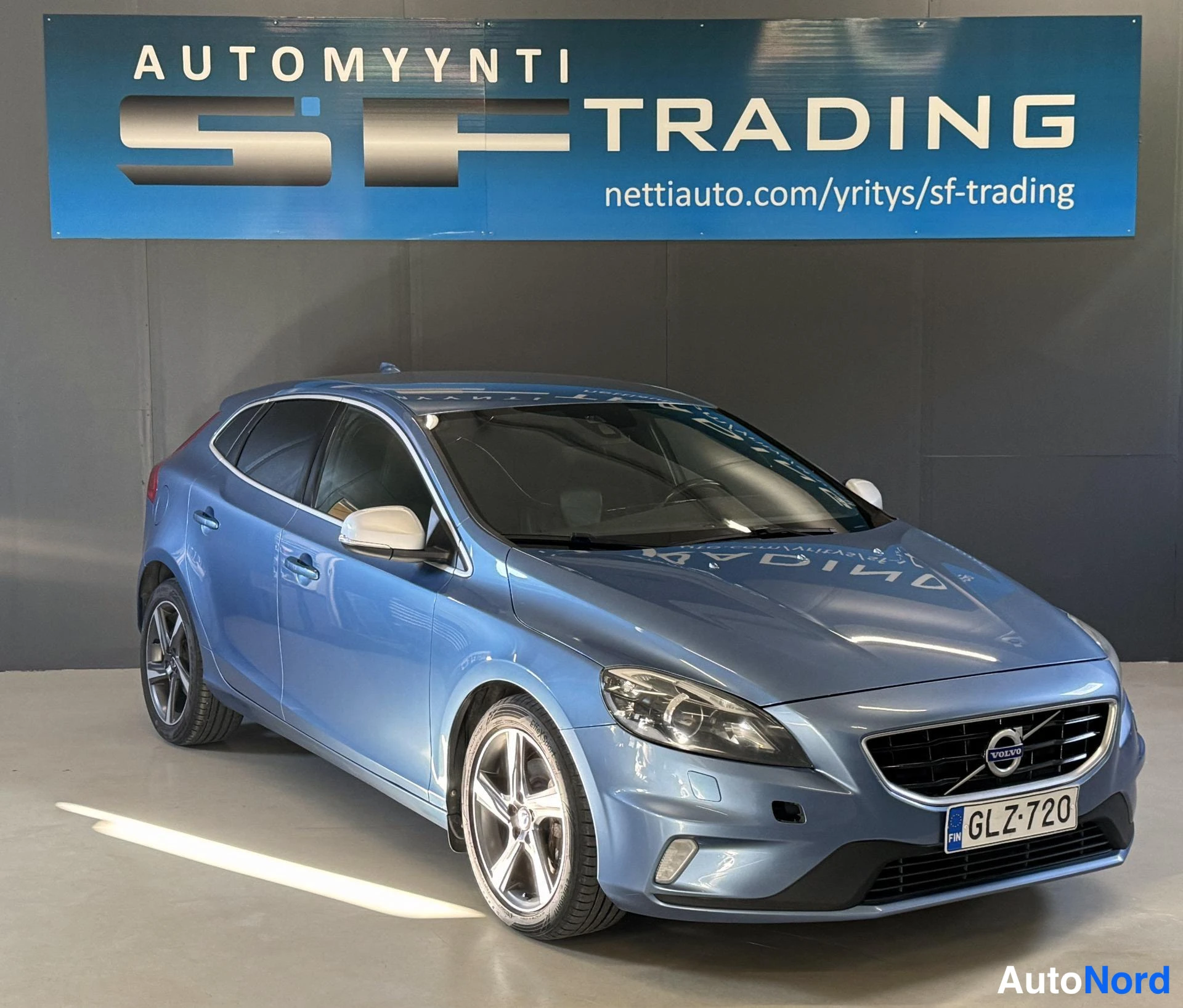 Sininen Volvo V40 2016, kuva 2