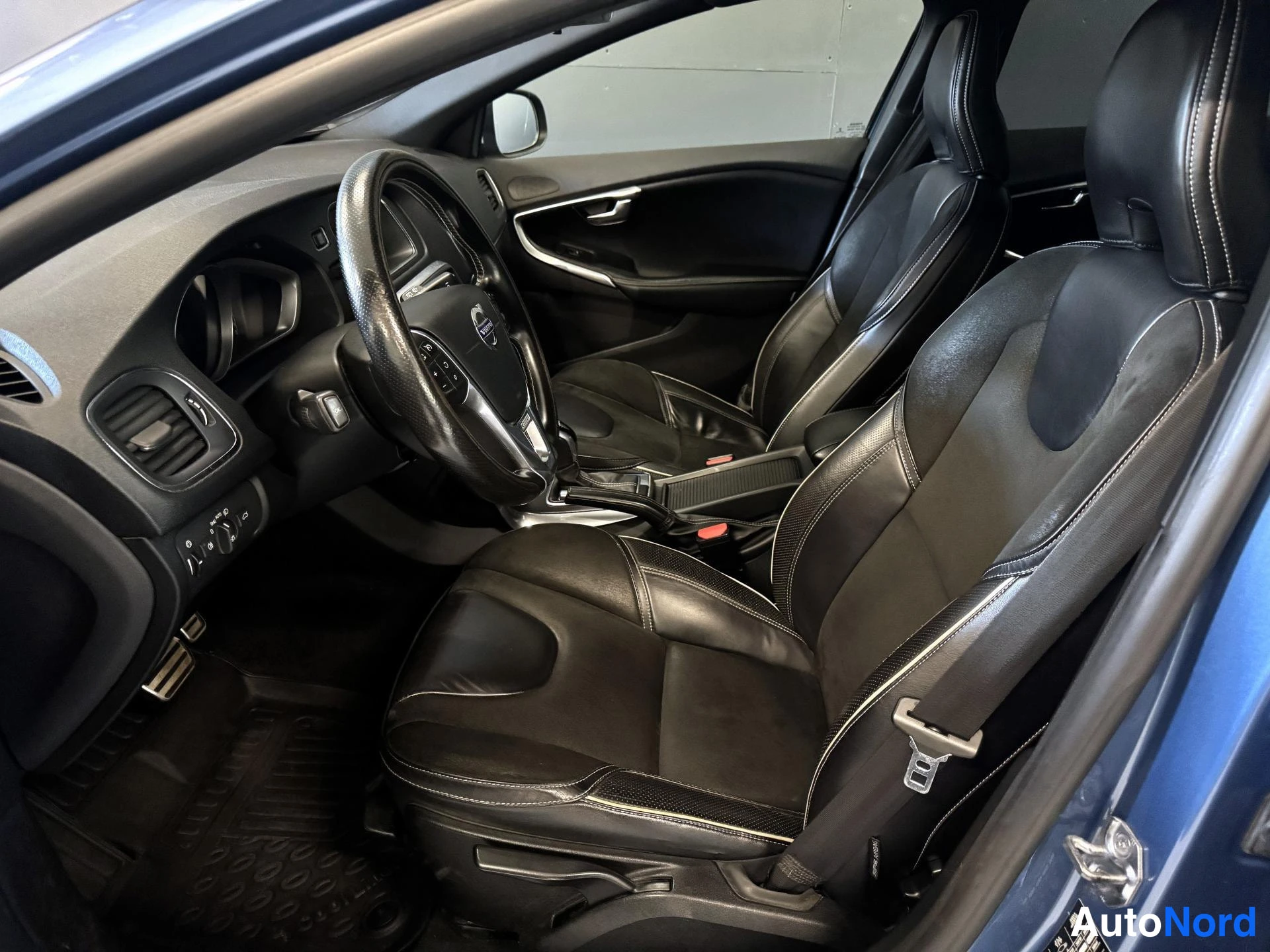 Sininen Volvo V40 2016, kuva 9