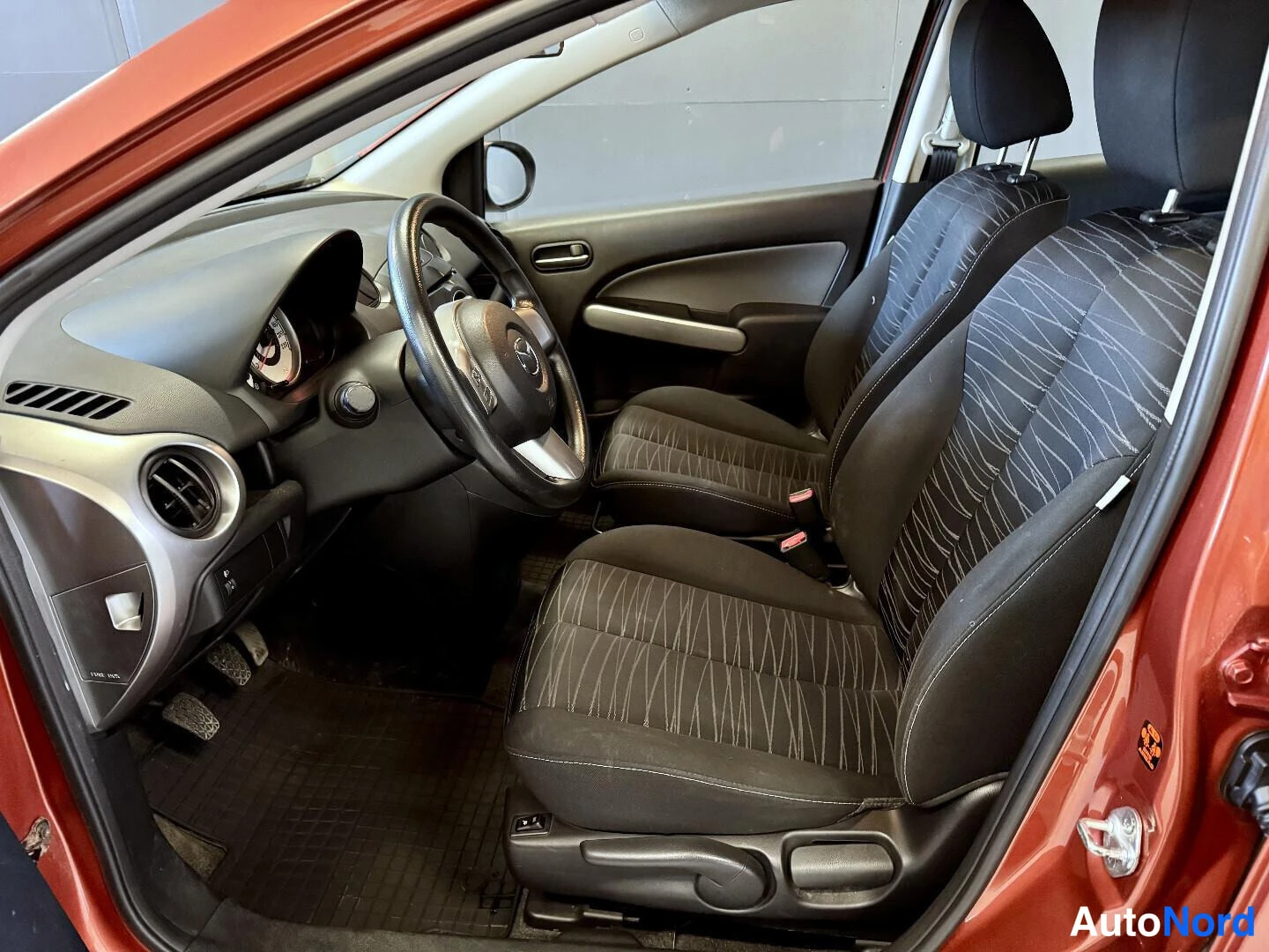 Punainen Mazda 2 2009, kuva 8