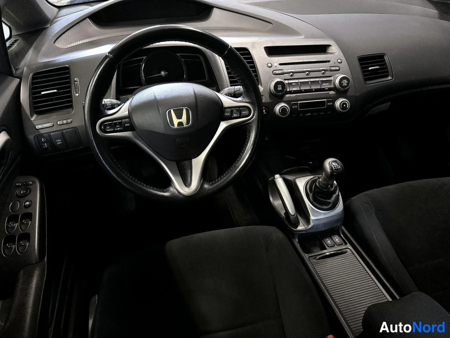 Punainen Honda Civic 2010, kuva 13