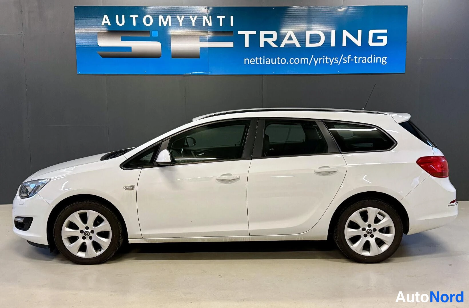 Valkoinen Opel Astra 2013, kuva 4