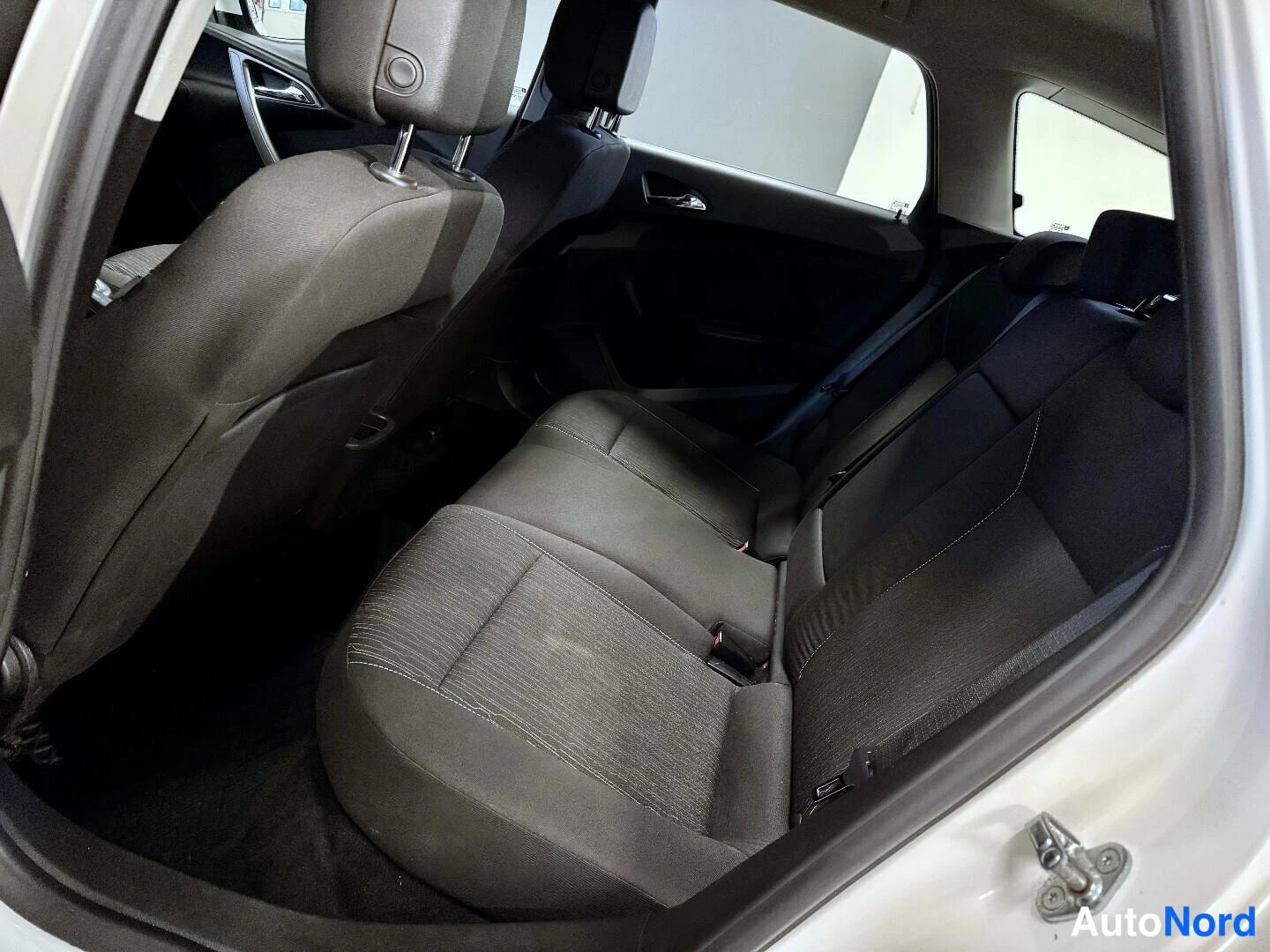 Valkoinen Opel Astra 2013, kuva 13