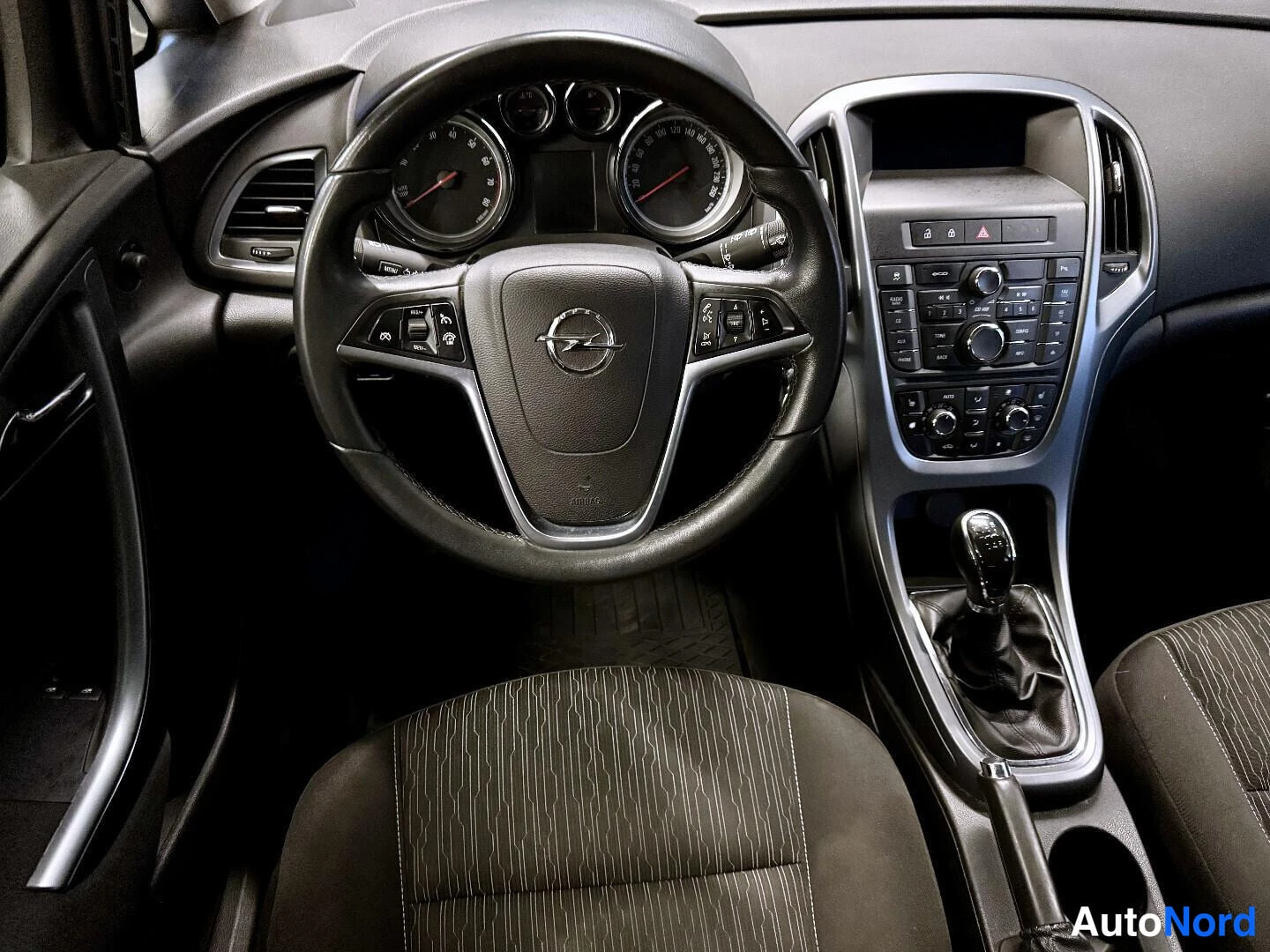 Valkoinen Opel Astra 2013, kuva 9