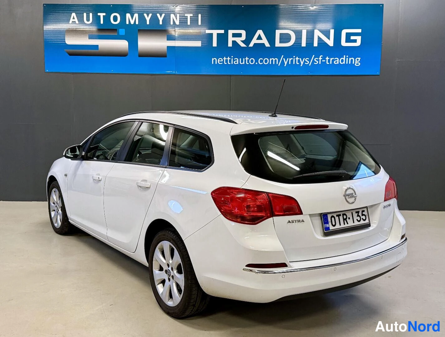 Valkoinen Opel Astra 2013, kuva 6