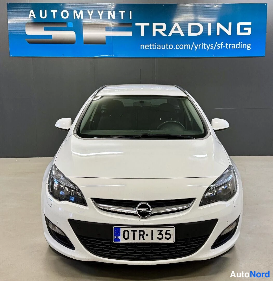 Valkoinen Opel Astra 2013, kuva 3