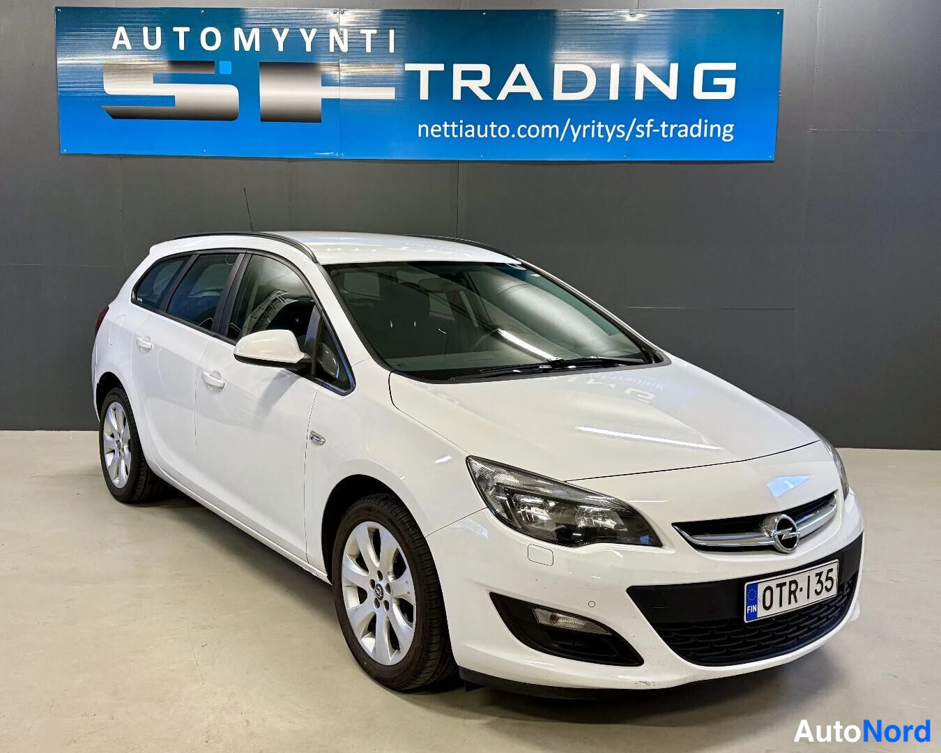 Valkoinen Opel Astra 2013, kuva 2