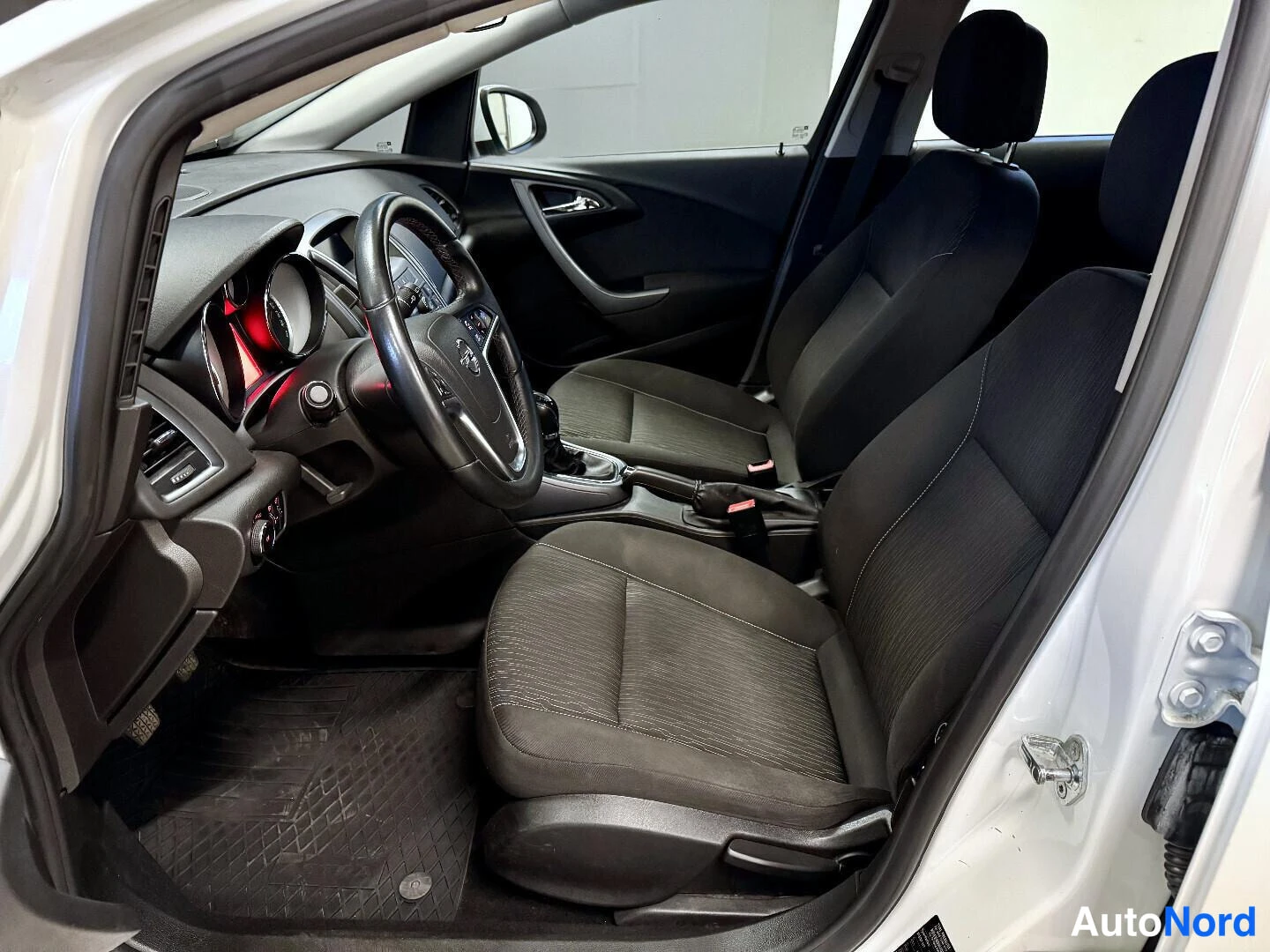 Valkoinen Opel Astra 2013, kuva 11