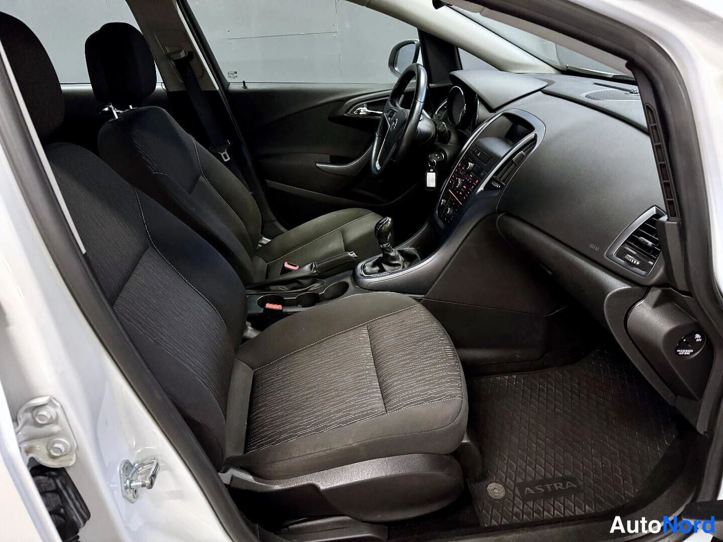 Valkoinen Opel Astra 2013, kuva 10