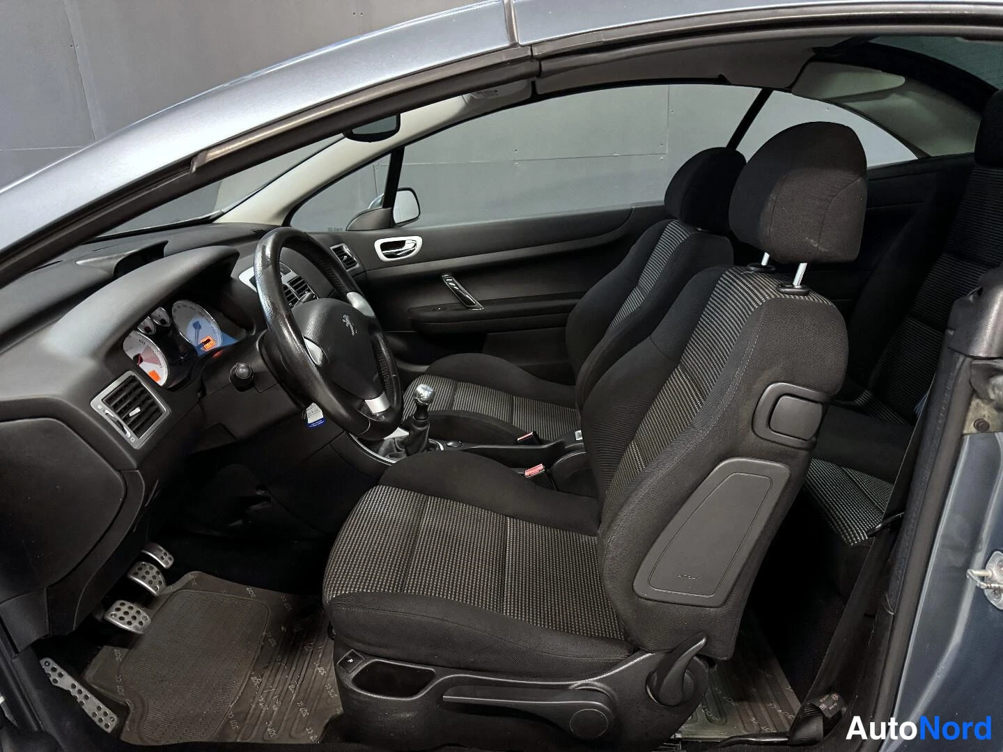 Harmaa Peugeot 307 2005, etuistuimet, kuva 19