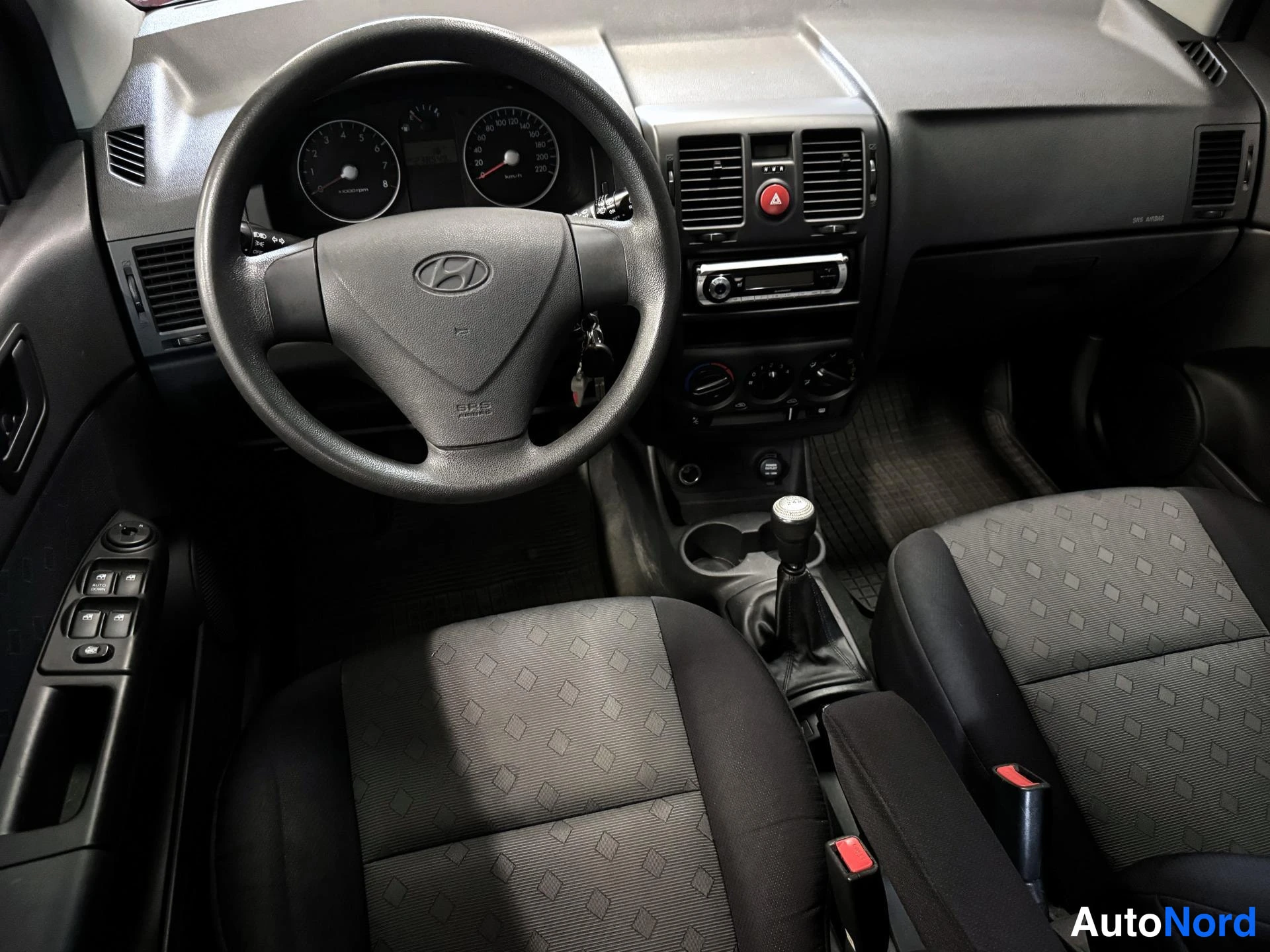 Punainen Hyundai Getz 2007, ohjaamo, kuva 11