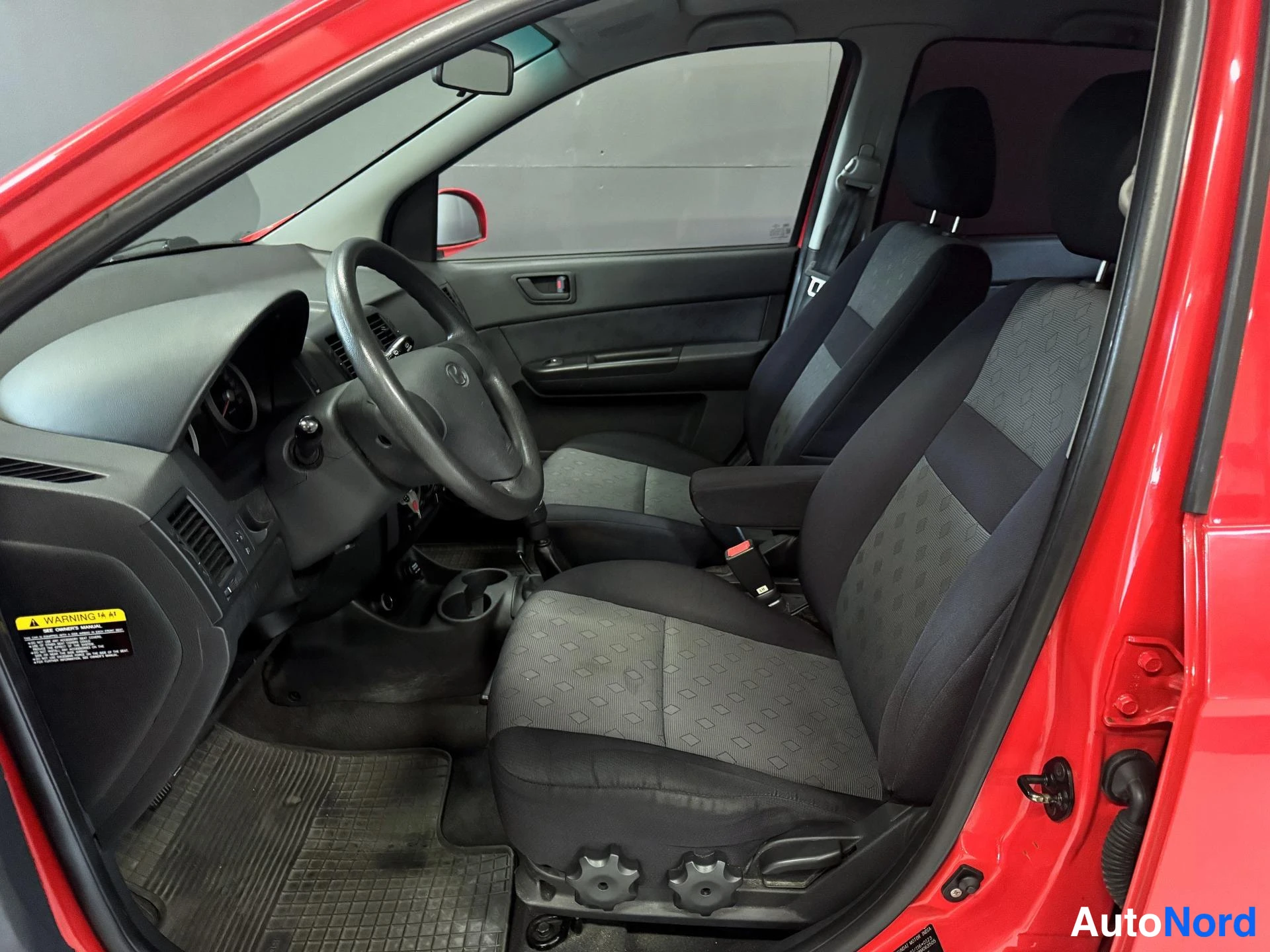 Punainen Hyundai Getz 2007, ohjaamo, kuva 9