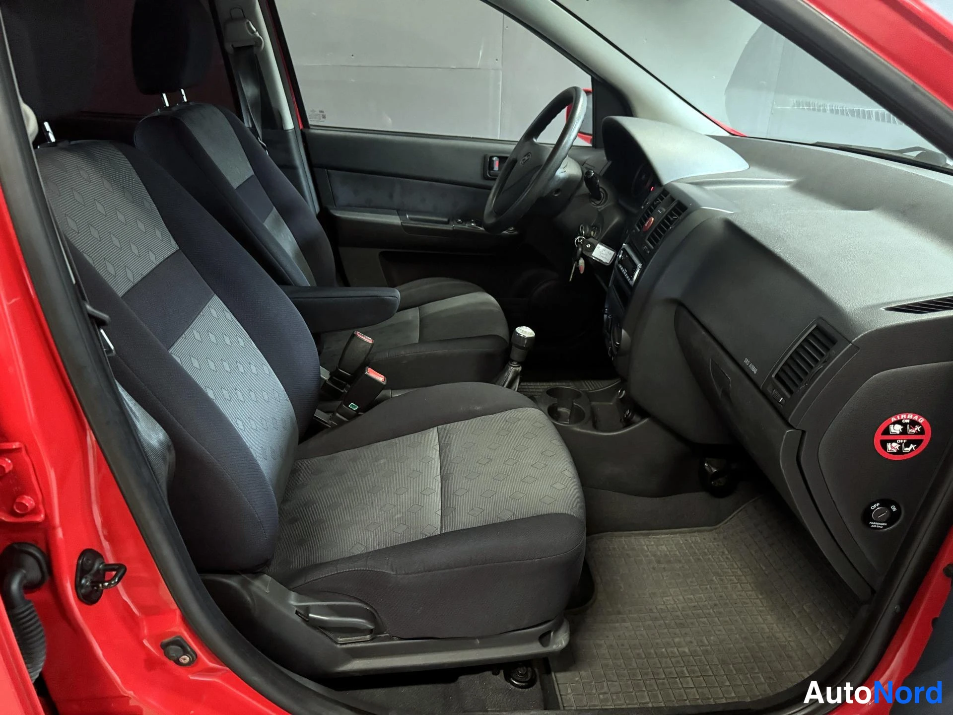 Punainen Hyundai Getz 2007, ohjaamo, kuva 10
