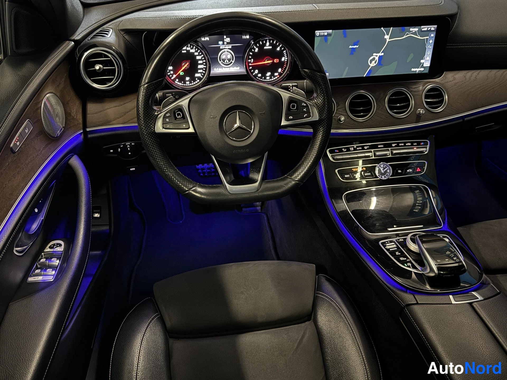 Valkoinen Mercedes-Benz E 2017, ohjaamo, kuva 11