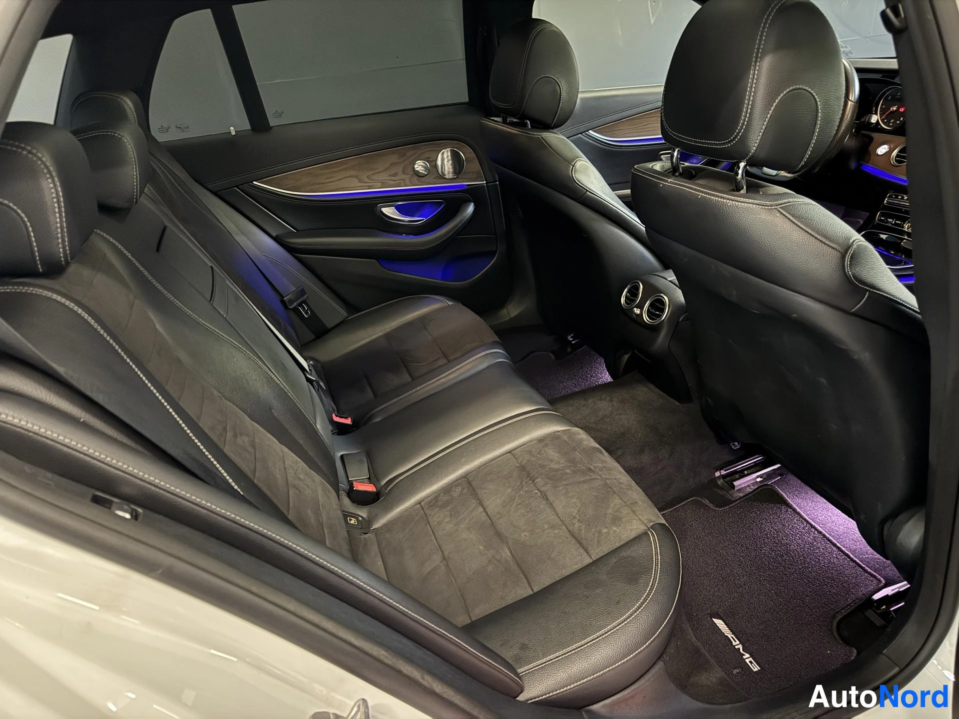 Valkoinen Mercedes-Benz E 2017, takaistuimet, kuva 13