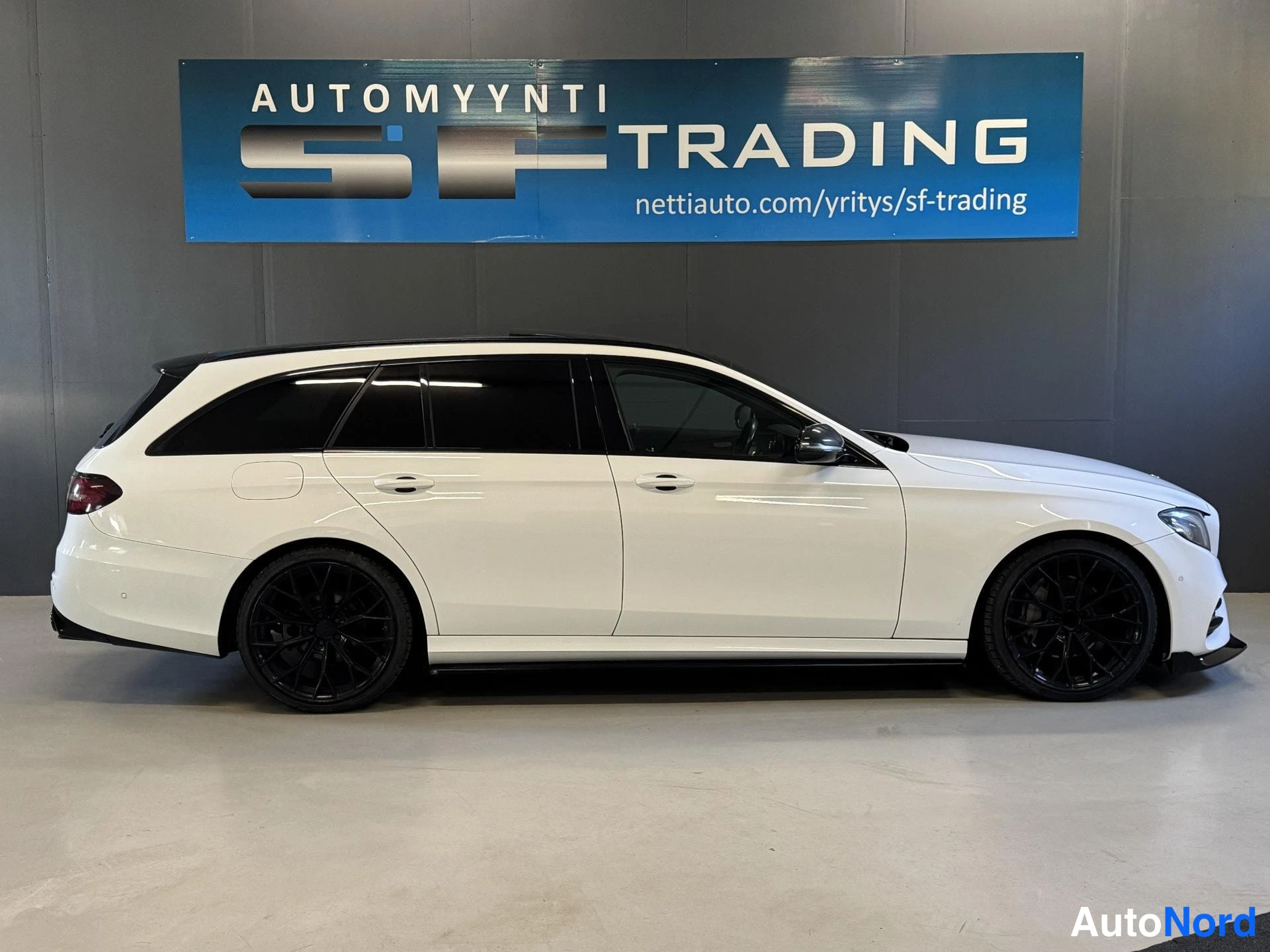 Valkoinen Mercedes-Benz E 2017, sivulta, kuva 5