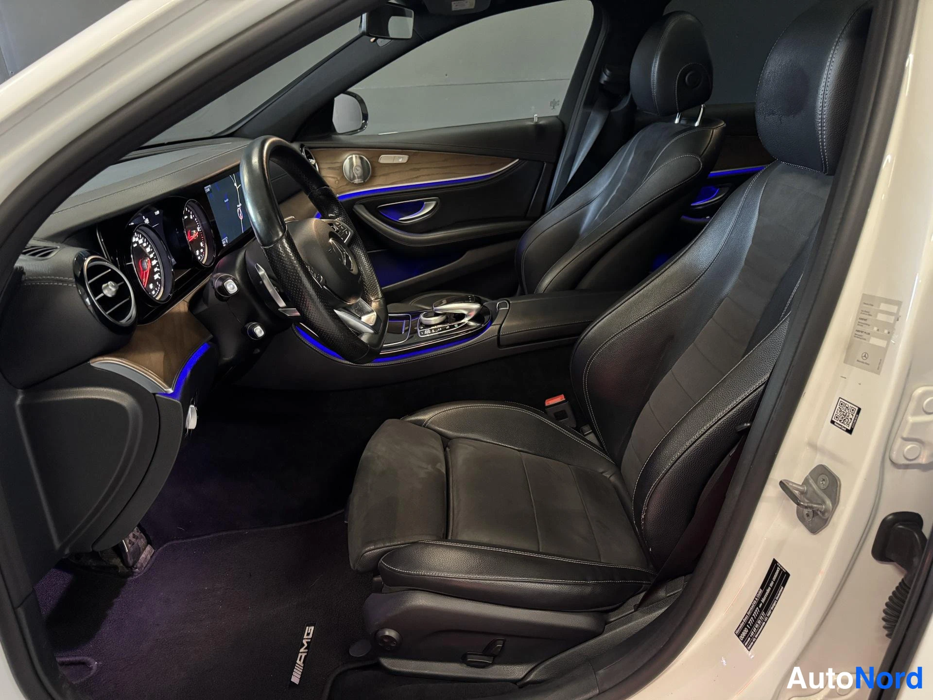 Valkoinen Mercedes-Benz E 2017, ohjaamo, kuva 9