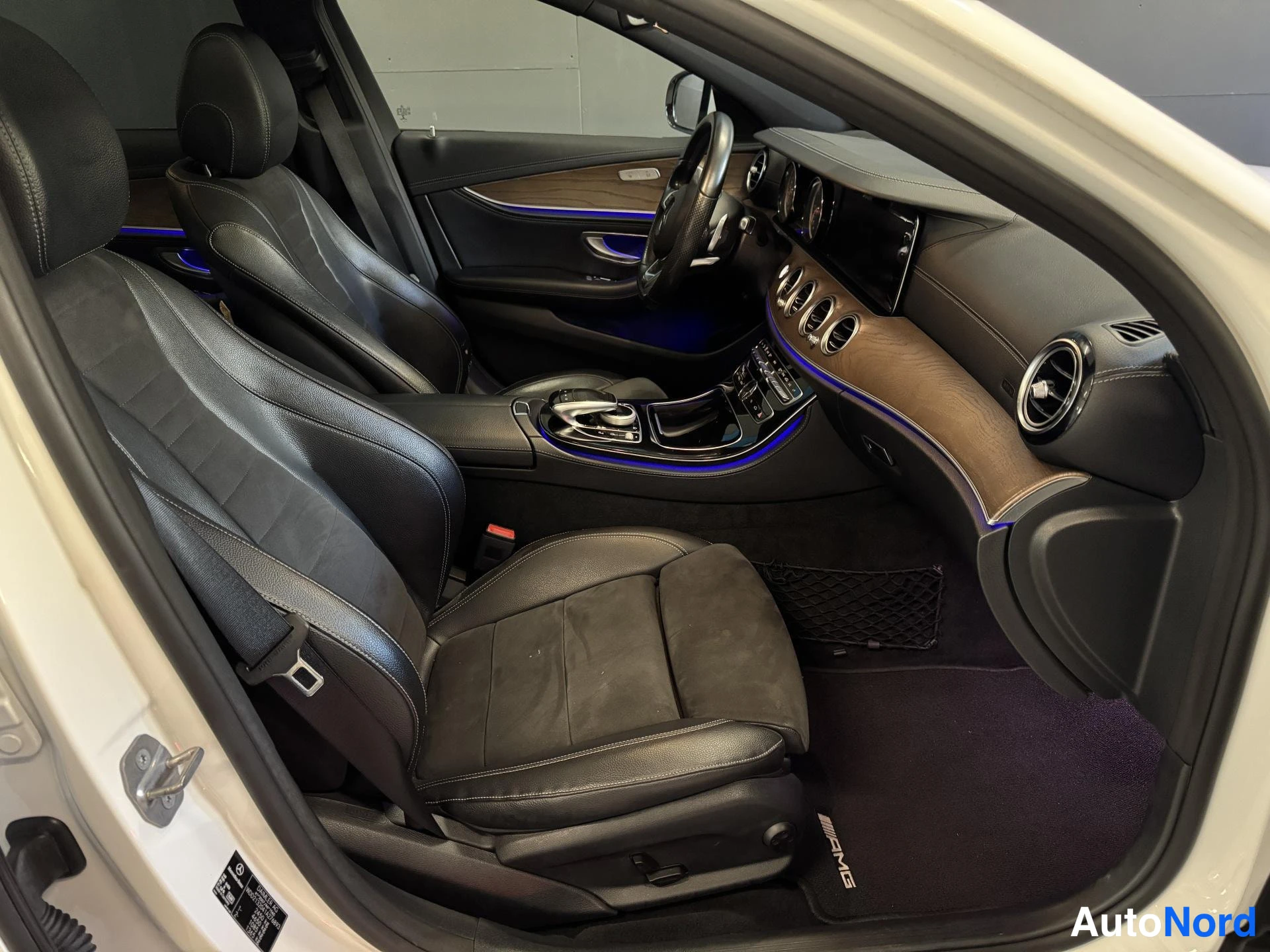 Valkoinen Mercedes-Benz E 2017, ohjaamo, kuva 10