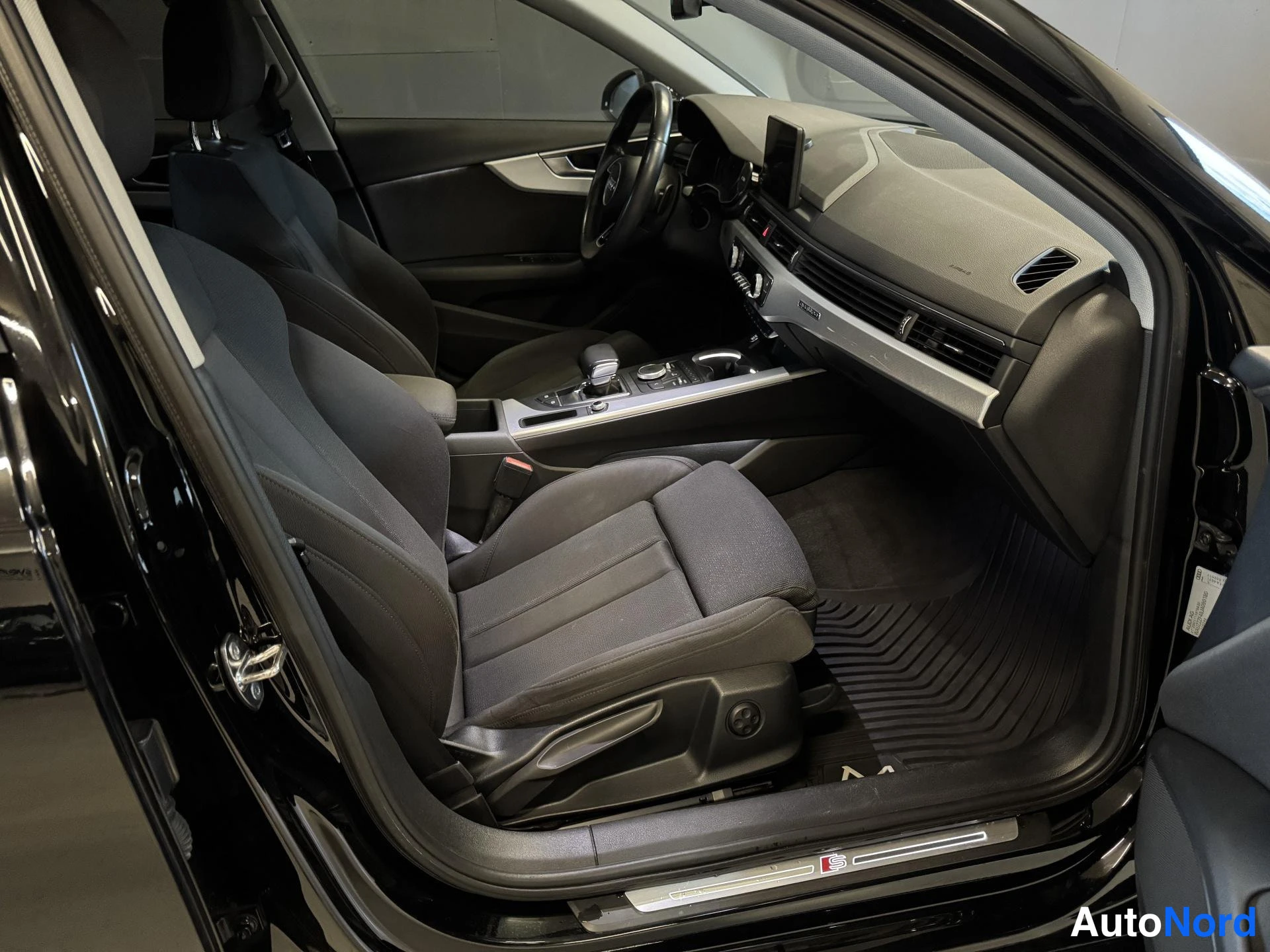 Musta Audi A4 2017, ohjaamo, kuva 12
