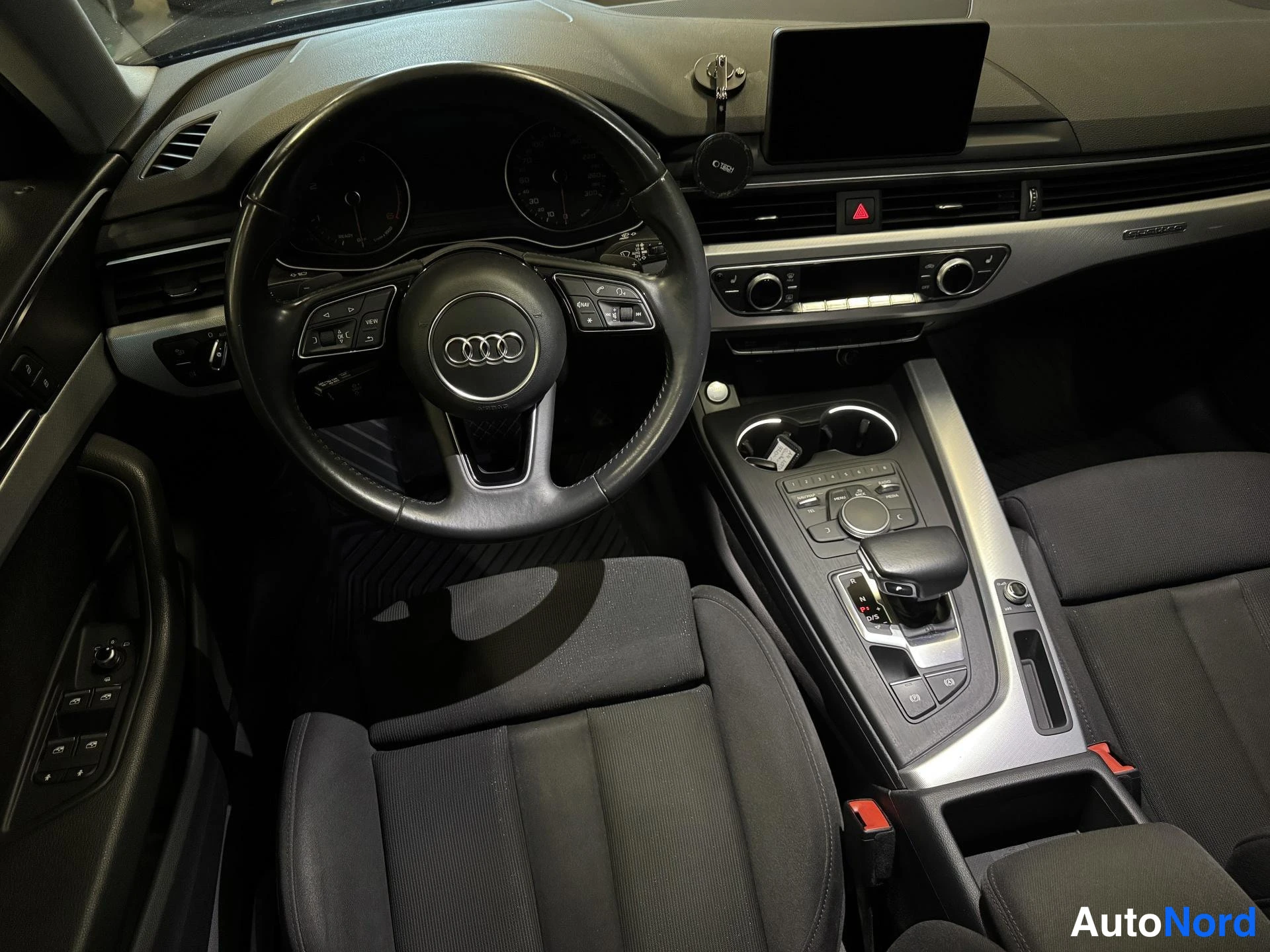 Musta Audi A4 2017, ohjaamo, kuva 13