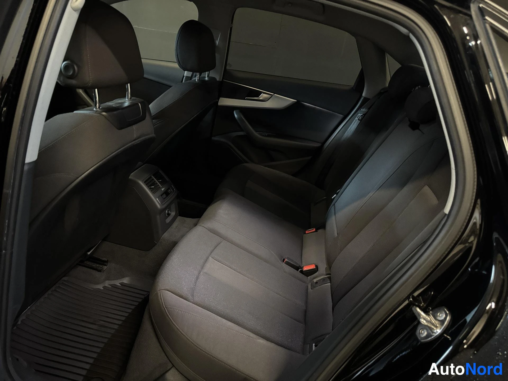 Musta Audi A4 2017, takaistuimet, kuva 14