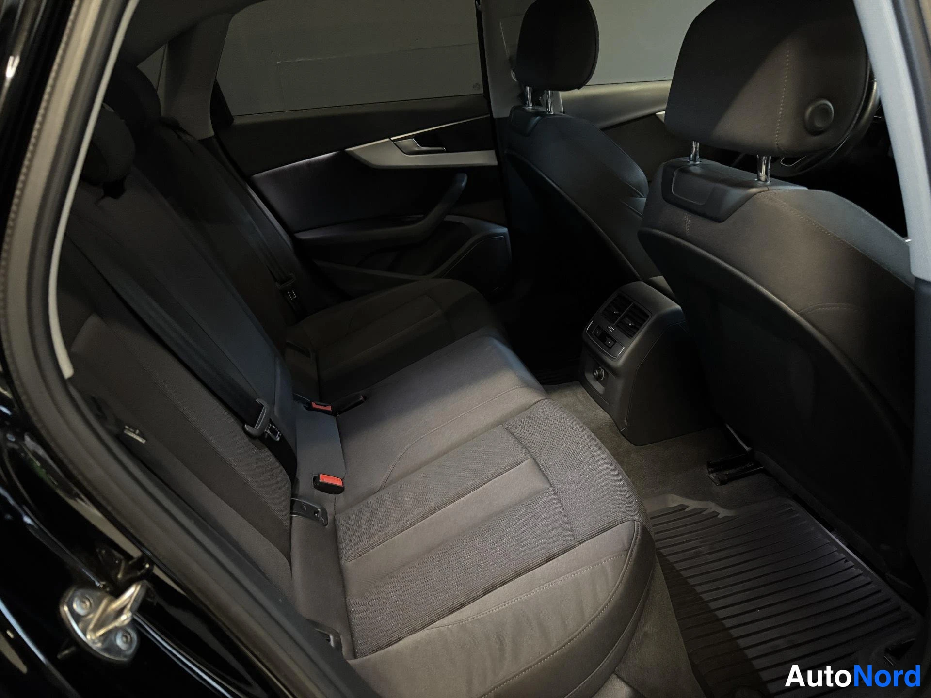 Musta Audi A4 2017, takaistuimet, kuva 15