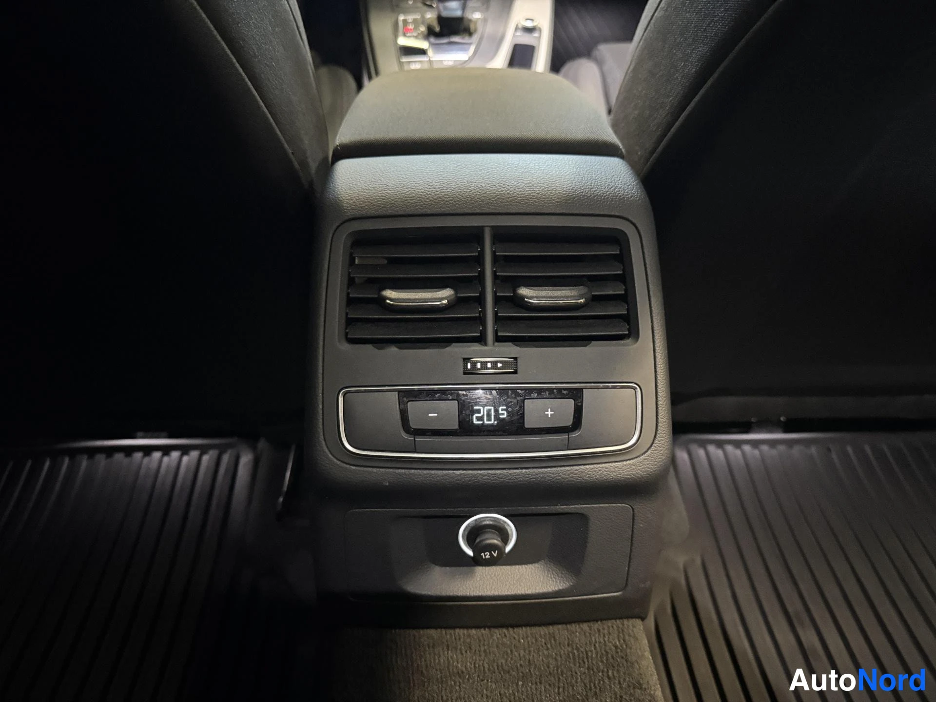 Musta Audi A4 2017, yksityiskohta, kuva 17