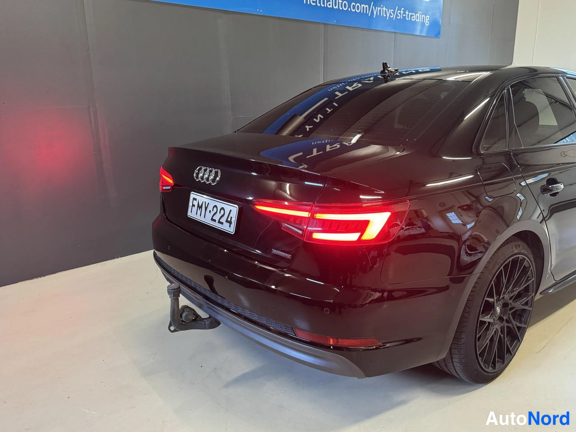 Musta Audi A4 2017, takaviisto, kuva 9