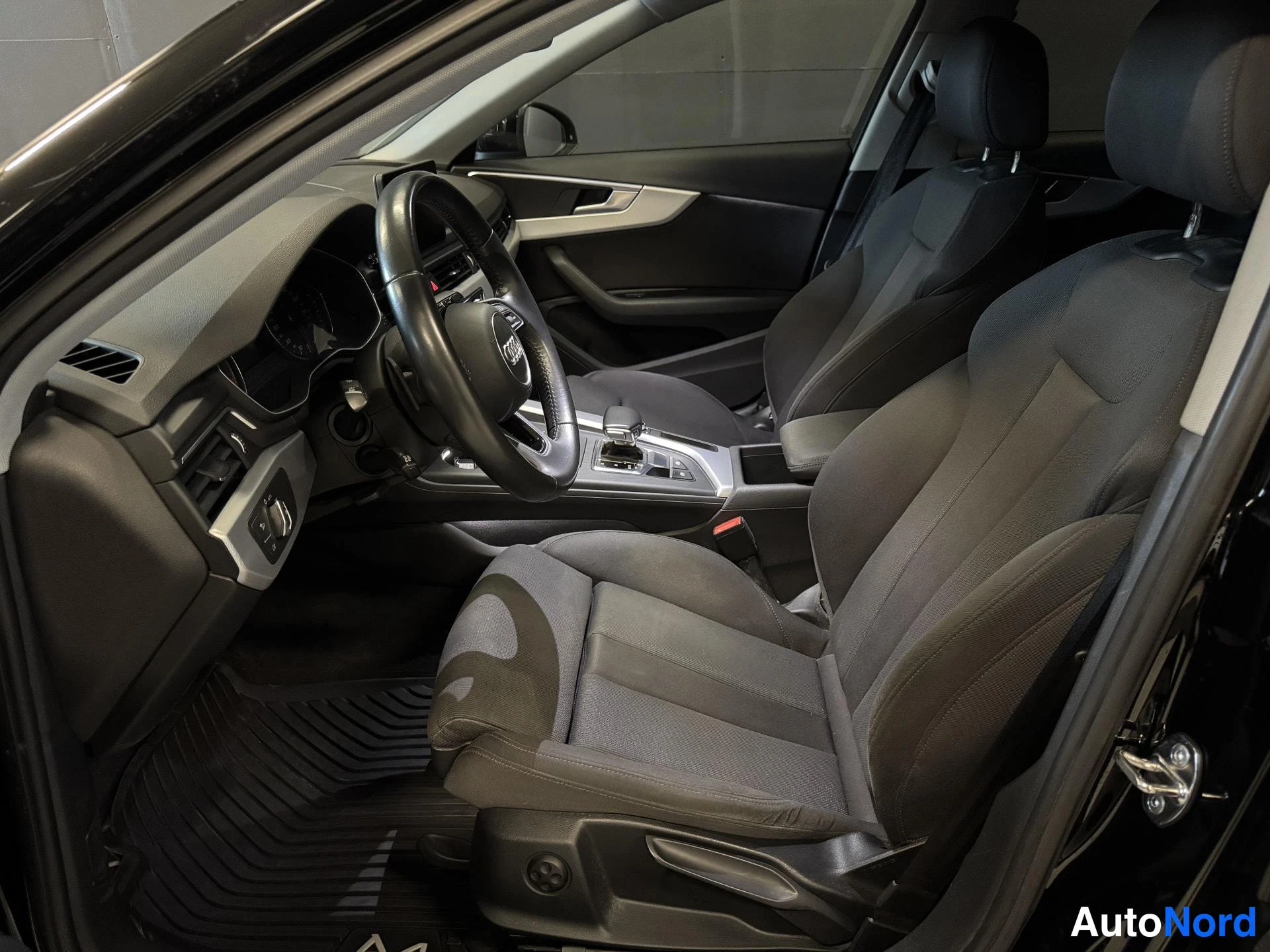 Musta Audi A4 2017, ohjaamo, kuva 11