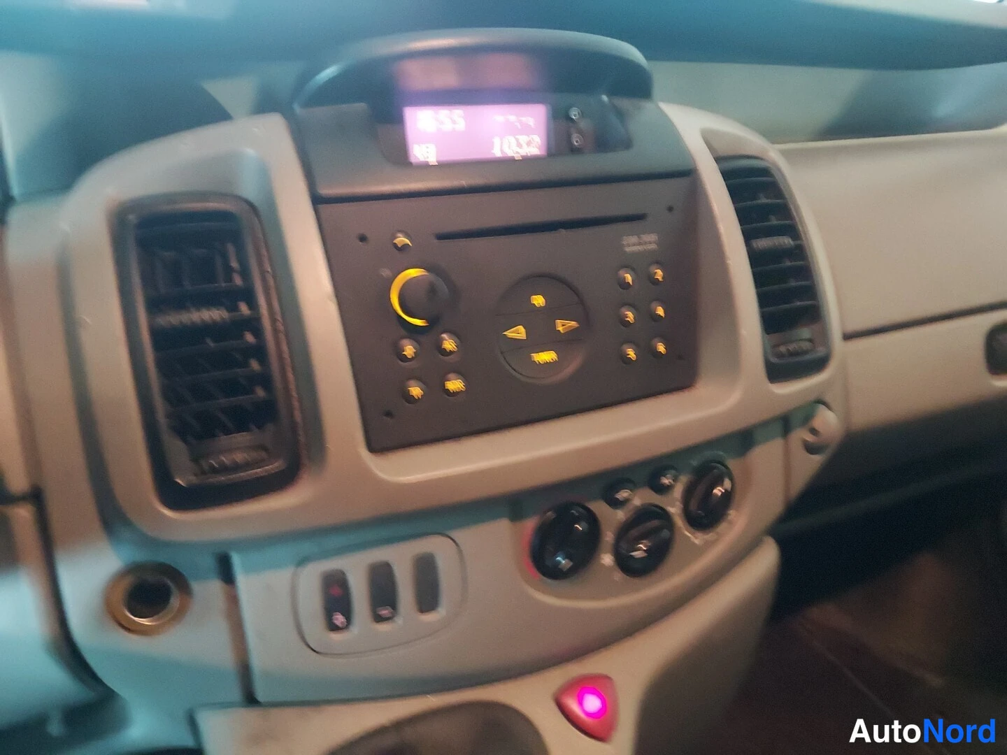 Blue Opel Vivaro 2006, cockpit, photo 9