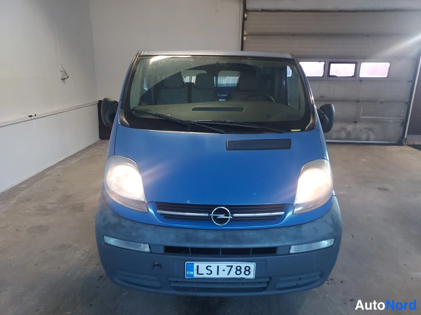 Blue Opel Vivaro 2006, front, photo 3