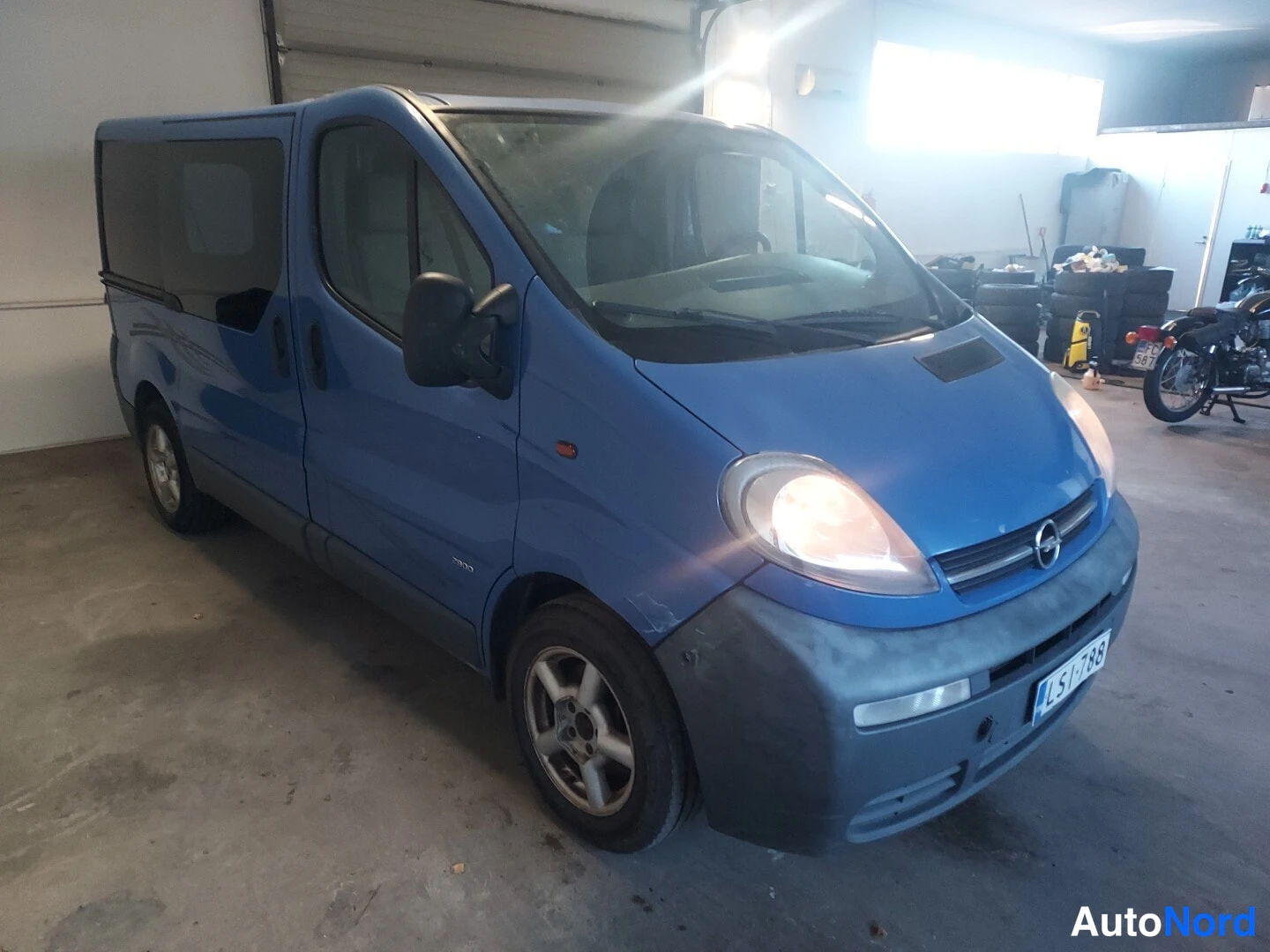 Blue Opel Vivaro 2006, front three-quarter, nose to the right, photo 2