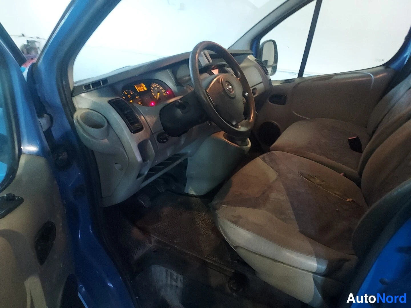 Blue Opel Vivaro 2006, cockpit, photo 8