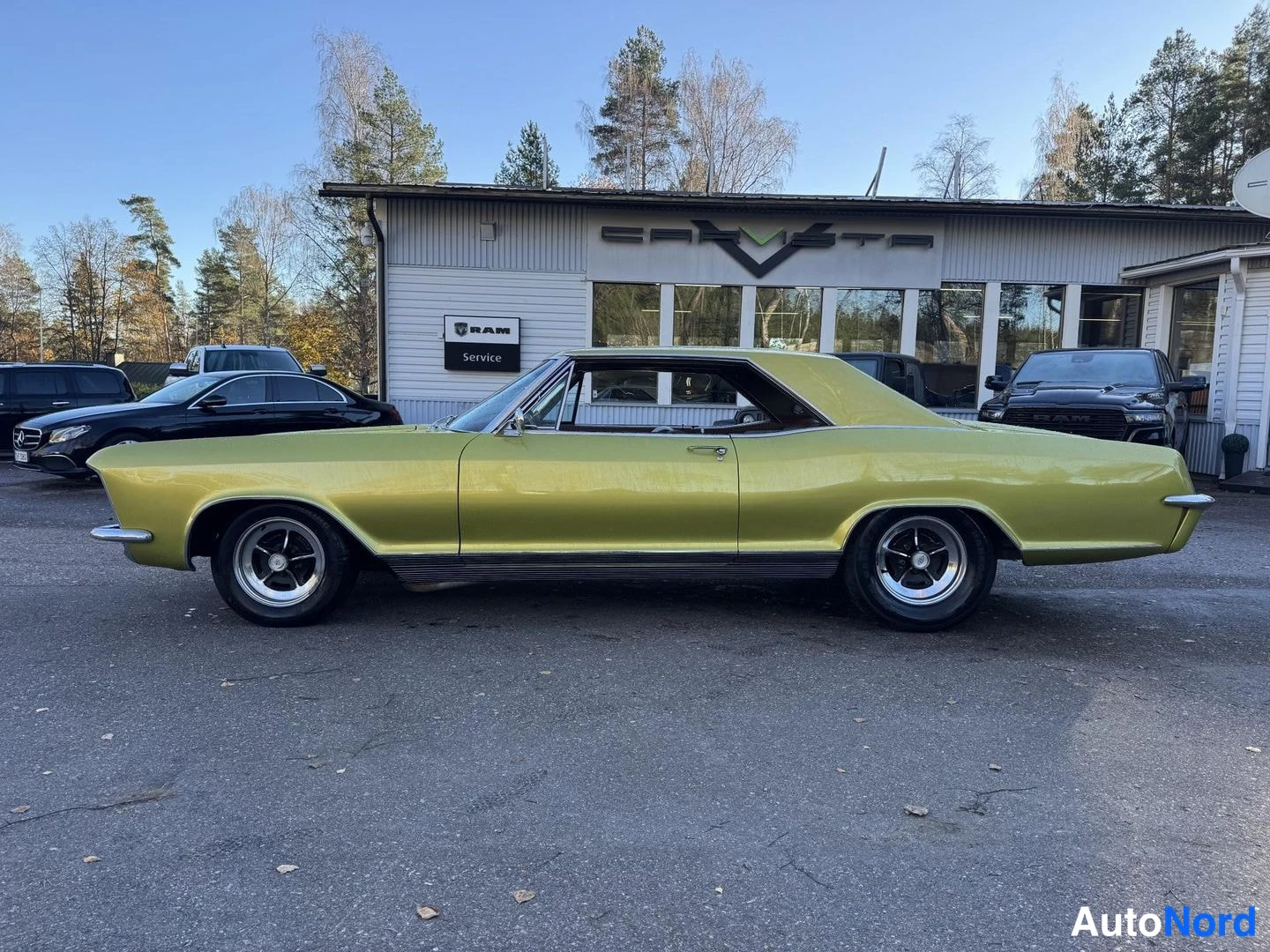 Vihreä Buick Riviera 1965, sivulta, kuva 5